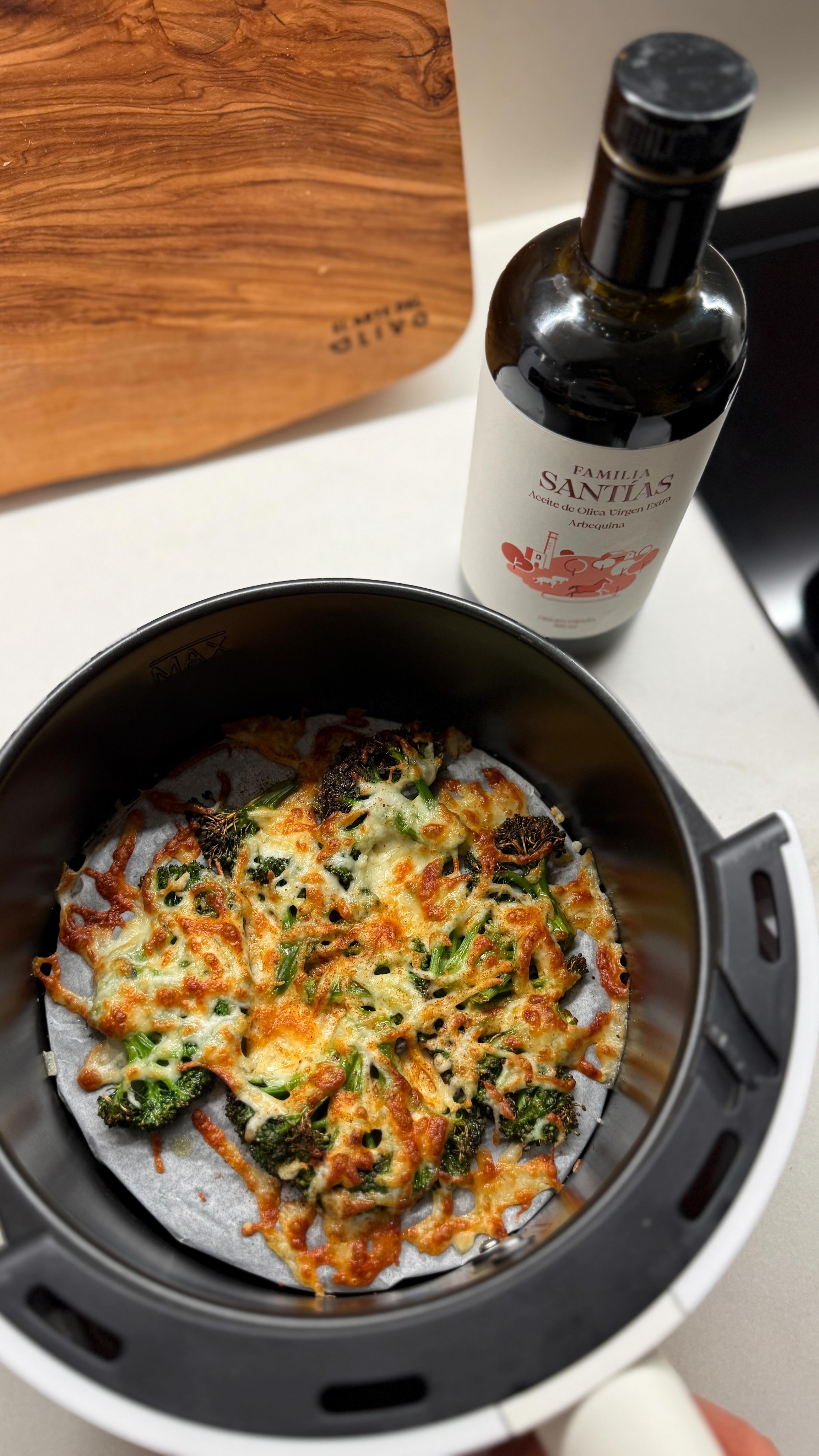 🥦✨ El brócoli más brutal que vas a probar (y en airfryer)
Si creías que el brócoli era aburrido… espera a esto 😏👇
1️⃣ Cocemos el brócoli durante 8 minutos
2️⃣ Lo sacamos y lo aplastamos con un vaso
3️⃣ Chorrito de AOVE (arbequina, por favor 💚)
4️⃣ Mozzarella por encima 🤤
5️⃣ Airfryer 15 min a 180º
Resultado: crujiente por fuera, jugoso por dentro y MUY adictivo 🔥
💡 Perfecto para una cena rápida o para meter más verde sin sufrir 😜
¿Quién se anima a probarlo hoy?