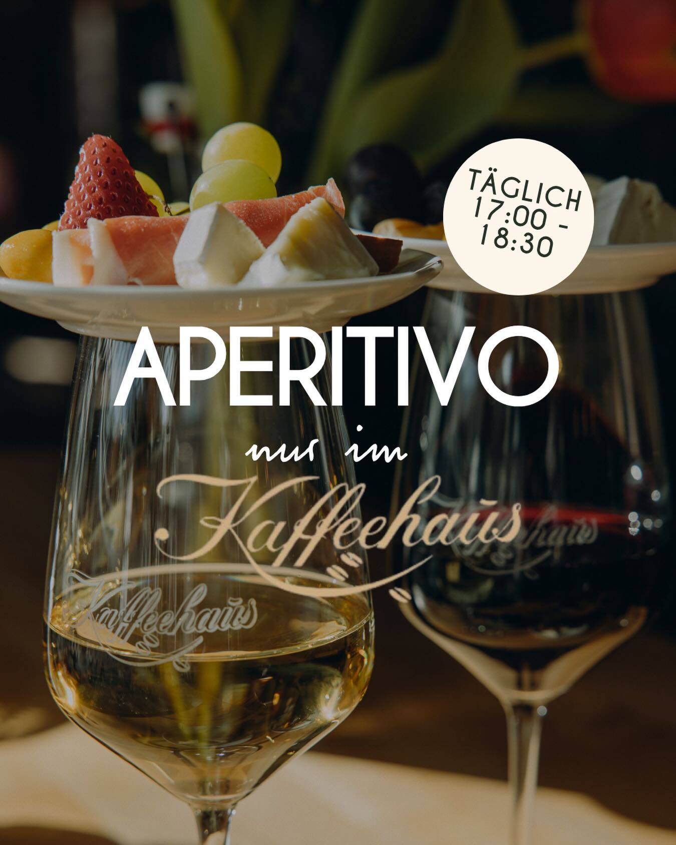 Der Tag neigt sich dem Ende – Zeit für einen Aperitivo.
Ein Glas Wein, kleine Snacks und ein Moment zum Durchatmen.
Täglich von 17:00 bis 18:30 Uhr im Kaffeehaus. 🍷
