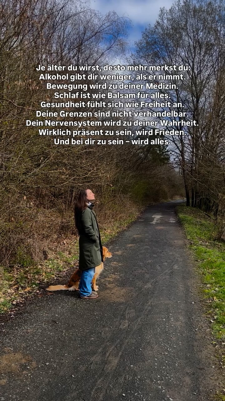 Was früher normal war, fühlt sich heute nicht mehr stimmig an. Ich wähle bewusster, was mir gut tut.
Alkohol nimmt mir oft mehr, als er mir gibt.
Bewegung ist kein Druck mehr, sondern Therapie.
Schlaf ist kein Luxus – er ist Heilung.
Ich höre mehr auf meinen Körper.
Und beginne zu verstehen, dass echte Gesundheit sich leicht anfühlen darf.
Grenzen sind kein Widerstand – sondern Selbstachtung.
Und mein Nervensystem ist mein ehrlichster Kompass.
Weniger im Außen. Mehr bei mir.
Und genau da entsteht dieser leise Frieden.
Wer kennt das auch? 💭
Schreib „yes“, wenn du das genauso fühlst.