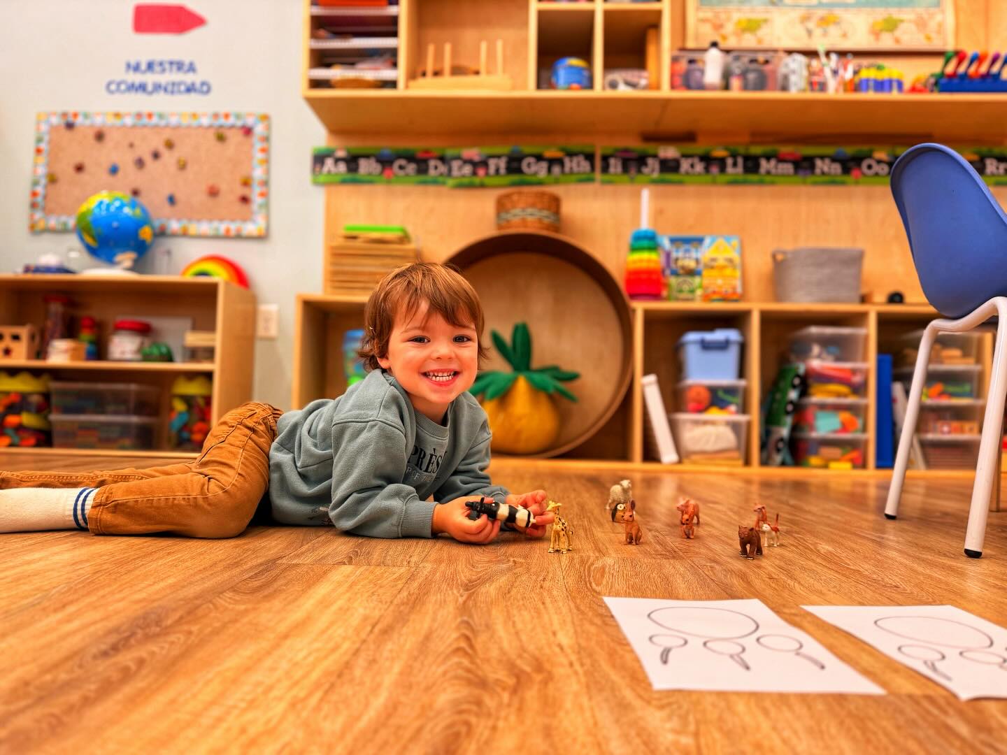 Martes de mini exploradores en acción 🌿🐿️✨
Today felt like one big forest adventure from start to finish 🌲✨ We spent our morning exploring the animals that live in the forest, learning who belongs there and what makes each one unique. Our kiddos were so engaged as we talked about different mammals and began connecting what they see in stories to the real world around them.
Along the way, we followed animal tracks through our “forest,” collecting animals and then sorting them like little experts deciding who belongs on the farm and who belongs in the forest. It was so fun watching them think, problem-solve, and proudly share what they knew.
Of course, we also zoomed in on one of our favorites the raccoon 🦝 learning about its body parts, what it eats, where it lives, and when it comes out to explore. We even talked about how, even though they look cute, they can be a little tricky in the wild 👀
The movement activities were a highlight as always walking on all fours, balancing, searching for food, and truly stepping into the role of forest animals 🐾
Our small group time brought even more hands-on fun. Some kiddos got creative making bunny headbands and building their own raccoons while reviewing body parts 🎨, while others worked on fine motor skills by adding the correct number of whiskers using clothespins such a great mix of creativity and focus. We also had a dice game where we rolled, counted, and fed acorns to a hungry squirrel… lots of giggles and great number practice 🐿️
Later in the day, we kept the learning going with playful challenges rescuing raccoons from a “trash bin” while practicing letter recognition, and climbing imaginary trees to keep strengthening our counting skills 🌳🔤🔢
We wrapped it all up with some fresh air and outdoor play, soaking in the day together. A morning full of movement, creativity, and meaningful learning 💛