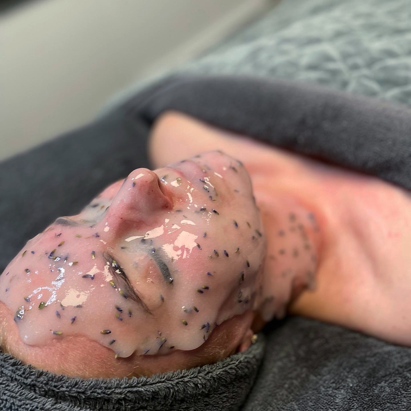 Vi har påskeferie frem til tirsdag 7. april 🐣 Drømmer du om litt egentid? Sjekk tilgjengelighet i vår kalender på www.skinsation.no 💖
Fortsatt god påske 💛