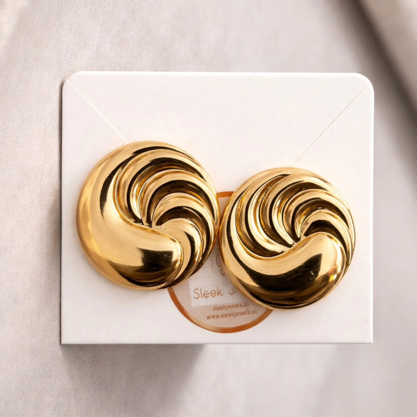 Obsessed is an understatement 😍 Simple. Sleek. Stunning studs