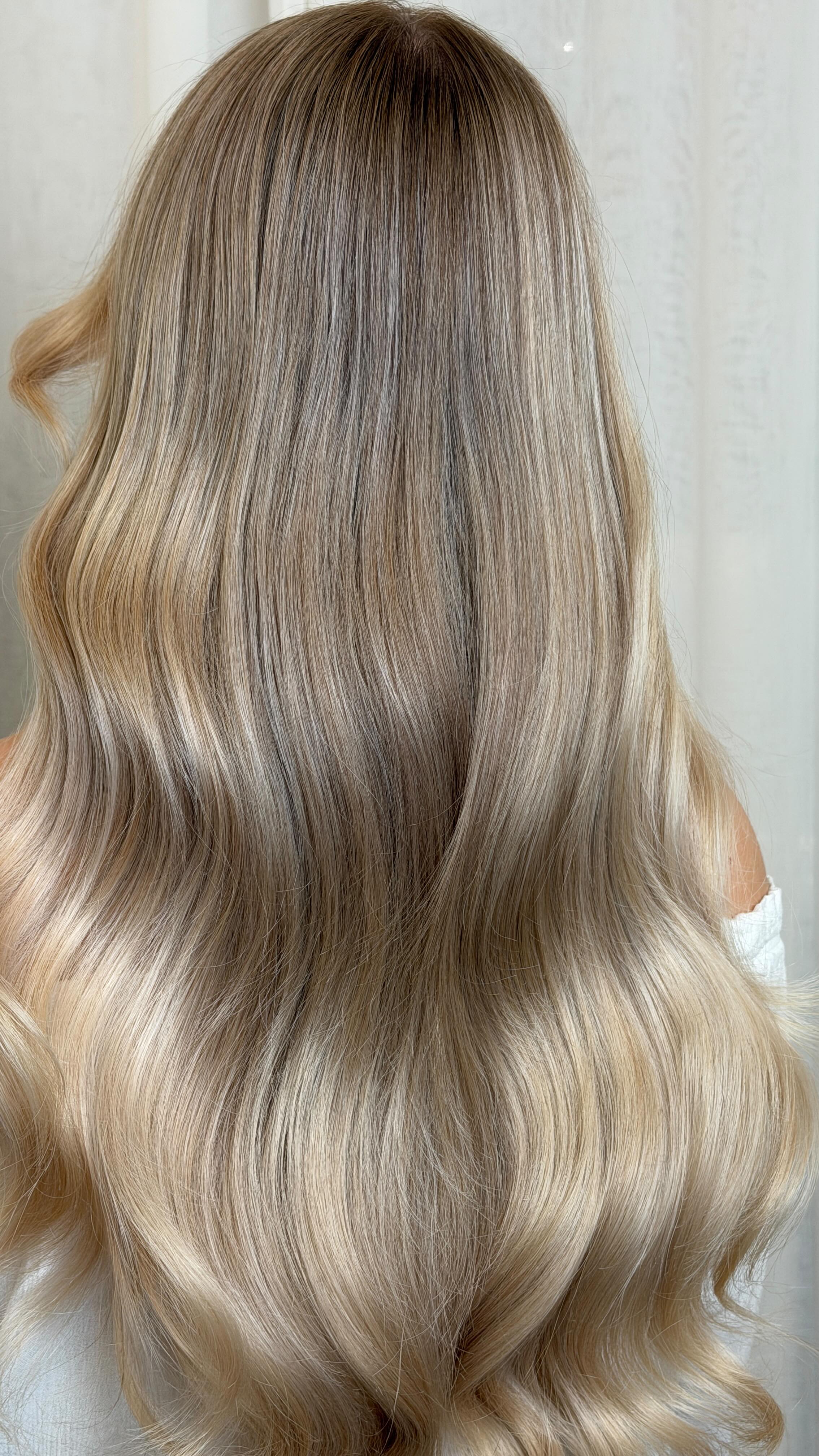 𝘈𝘪𝘳𝘵𝘰𝘶𝘤𝘩 𝘪𝘯 𝘱𝘳𝘰𝘨𝘳𝘦𝘴𝘴 ✨
In diesem Reel seht ihr Blonde in Progress und die Finishing Touches – also den Prozess während der Arbeit. Genau diese Details machen am Ende den Unterschied und sorgen für ein weiches Blond mit natürlichem Verlauf.
#Airtouch #AirtouchBalayage #BlondSpezialist
#BlondeInProgress #HairProcess BalayageBlond
FriseurWeiterbildung Masterclass HairEducation
BlondTransformation FaceFraming ModernBlond
Friseurhandwerk SalonLiebe