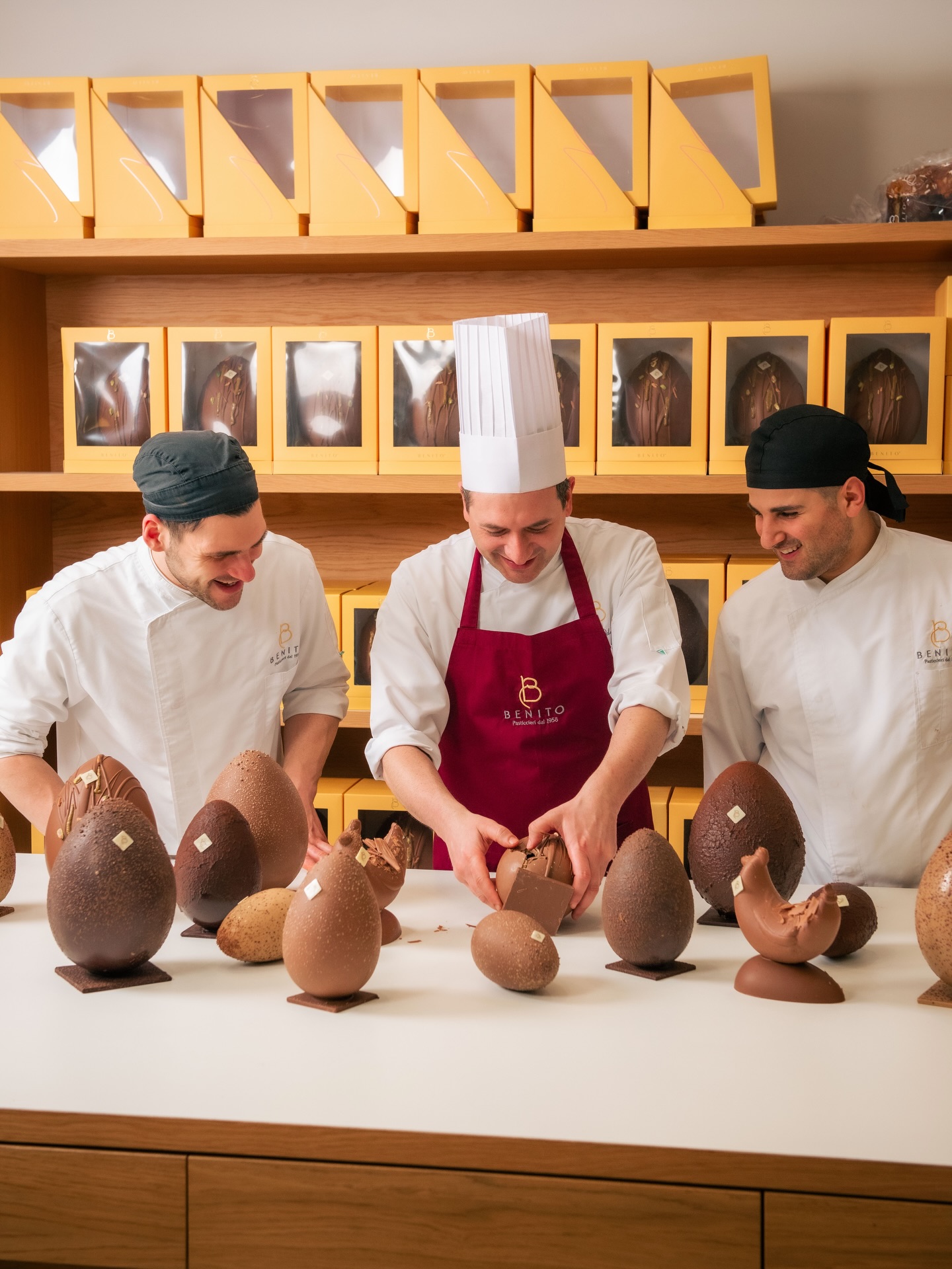 Colori, profumi, risate.
La Pasqua inizia da qui: da chi ogni giorno mette il cuore in ciò che crea. 💛
E il sorriso… è l’ingrediente segreto.
#pasticceriabenito #pasqua2026