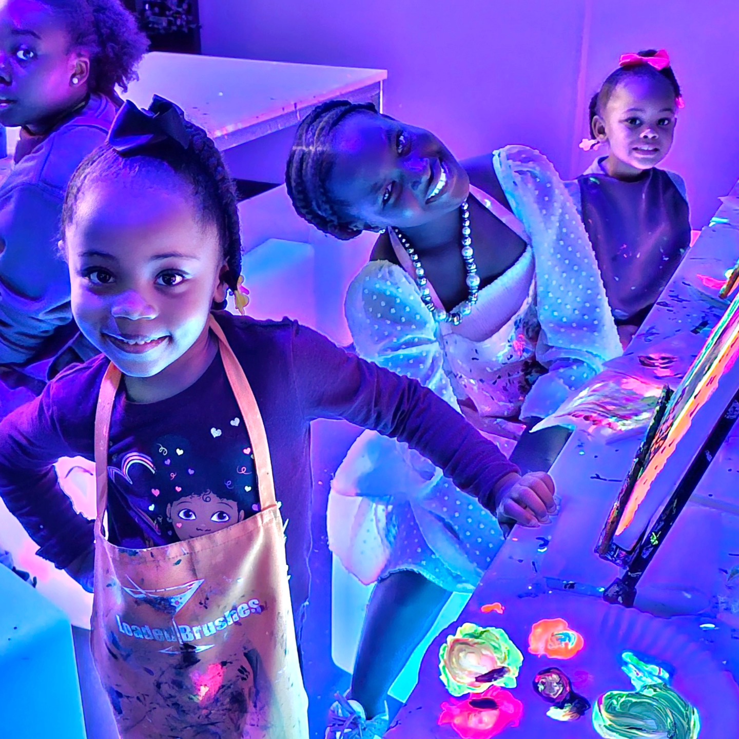 Happy Birthday Sienna! Thank you for celebrating with us 🥳🎨
.
.
.
#birthdaygirl #happybirthday #artparty #kidsparty #paintparty #glow #shopsmall #loadedbrushes #familyowned