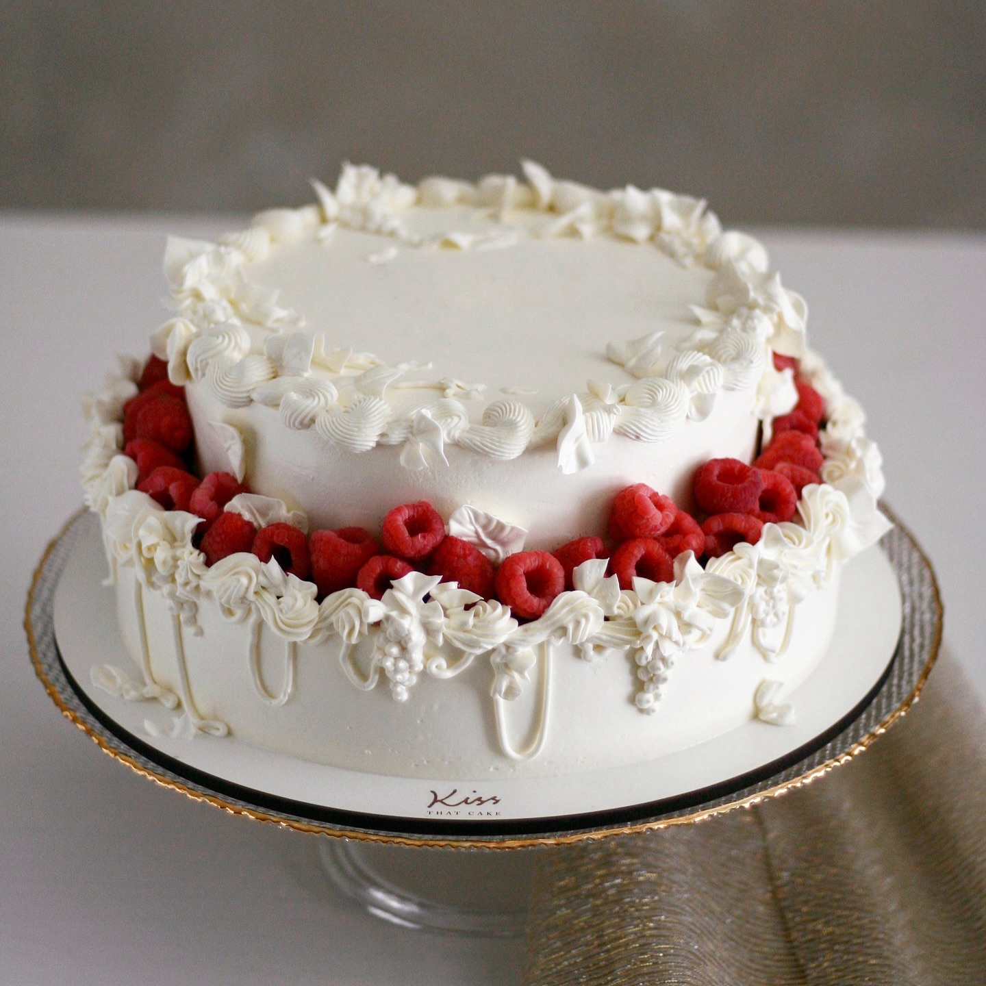 I’ve always loved piping like this:
little leaves, soft vines, almost like drawing on a cake.
This one felt especially right.
Now available online.
💝 shop.kissthatcake.com