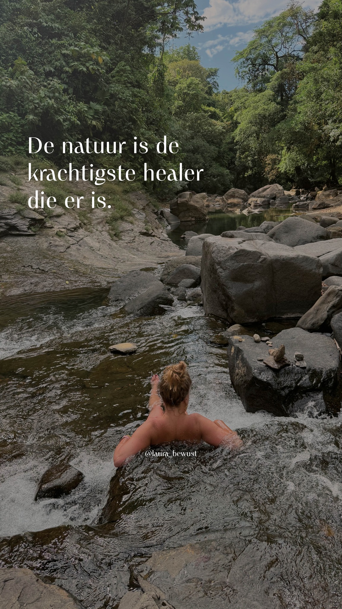 Stromend natuurwater heeft een enorm reinigende kracht. Niet alleen fysiek, maar ook energetisch. In veel oude tradities wordt water daarom gebruikt in zuiveringsrituelen. Denk bijvoorbeeld aan de doop in de Katholieke Kerk, de prachtige reinigingsrituelen in Bali, de heilige baden in de rivier de Ganges in India, waar mensen zich onderdompelen om lichaam, geest en ziel te zuiveren.
En terwijl ik me onderdompelde in dit stromende water in Costa Rica, rechtstreeks afkomstig van een waterval en onderweg naar de zee, voelde ik precies dát gebeuren. Alsof het water zachtjes door mijn hele systeem heen spoelde. Oude energie, spanning en belemmerende overtuigingen: alles wat mij niet meer diende mocht mee met de stroom.
Na afloop voelde ik me zo licht, zo schoon, zo puur. Alsof alles weer even op nul stond. Vaak is zoiets ‘simpels’ als de natuur de krachtigste healer die er is.
#reiniging #healing #denatuur #dekrachtvannatuurwater #energetischereiniging #reinigingsrituelen #zuiveren