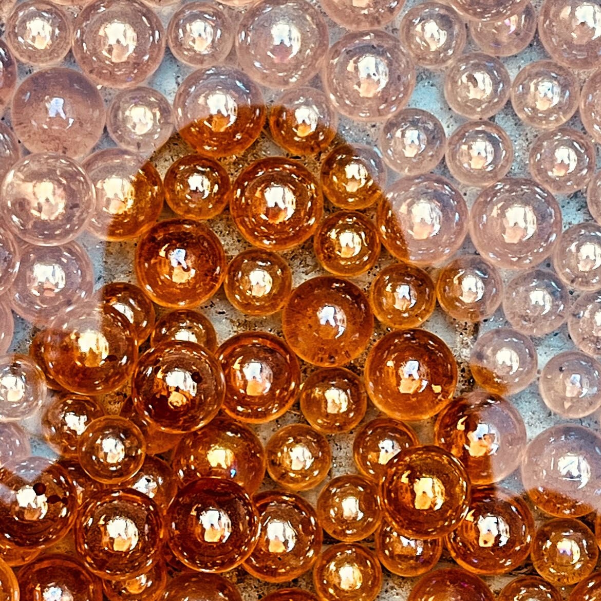 Am Perlenteich halte ich inne.
Das Wasser liegt ruhig vor mir, fast wie ein Spiegel. Darin erkenne ich meinen Schatten – klar, still, wie eine zarte Silhouette meines Selbst. Und plötzlich wird mir bewusst: Es ist mehr als nur ein Bild. Es ist ein Moment des Innehaltens, ein Moment des Erkennens.
In dieser Spiegelung zeigt sich meine eigene Strahlkraft. All das, was längst in mir ist – wie kostbare Perlen, die ich schon immer in mir getragen habe. Leuchtend. Einzigartig. Ein Teil von mir, der gesehen werden möchte und sich entfalten darf.
Dieses Bild fühlt sich an wie ein Sinnbild für das vergangene Wochenende. Immer wieder tauchte die Frage auf: Bin ich noch auf der Suche – oder bin ich vielleicht schon längst am Finden?
Und während ich dort stehe, wird es in mir ruhiger. Klarer. Vielleicht geht es gar nicht darum, noch mehr zu suchen. Vielleicht beginnt das Finden genau hier – im bewussten Wahrnehmen dessen, was schon da ist. Der essenziellen Dinge in meinem Leben, die oft leise sind, aber tief wirken.
—
✨ Glaubst du, wir kommen irgendwann wirklich an – oder ist Finden ein fortlaufender Weg?
✨ Welche „Perlen“ trägst du bereits in dir, ohne sie dir immer bewusst zu machen?
✨ Was hilft dir, deine eigene Strahlkraft zu erkennen und zu leben?
✨ Kennst du Momente, in denen dir klar wurde, dass du schon hattest, wonach du gesucht hast?
✨ Was würde sich verändern, wenn du dem vertrauen würdest, was bereits da ist?
Ich freue mich, von deinen Gedanken und Erkenntnissen zu lesen 🤍
#mentalhealth #bewusstsein #bewusstleben #neurodiverse