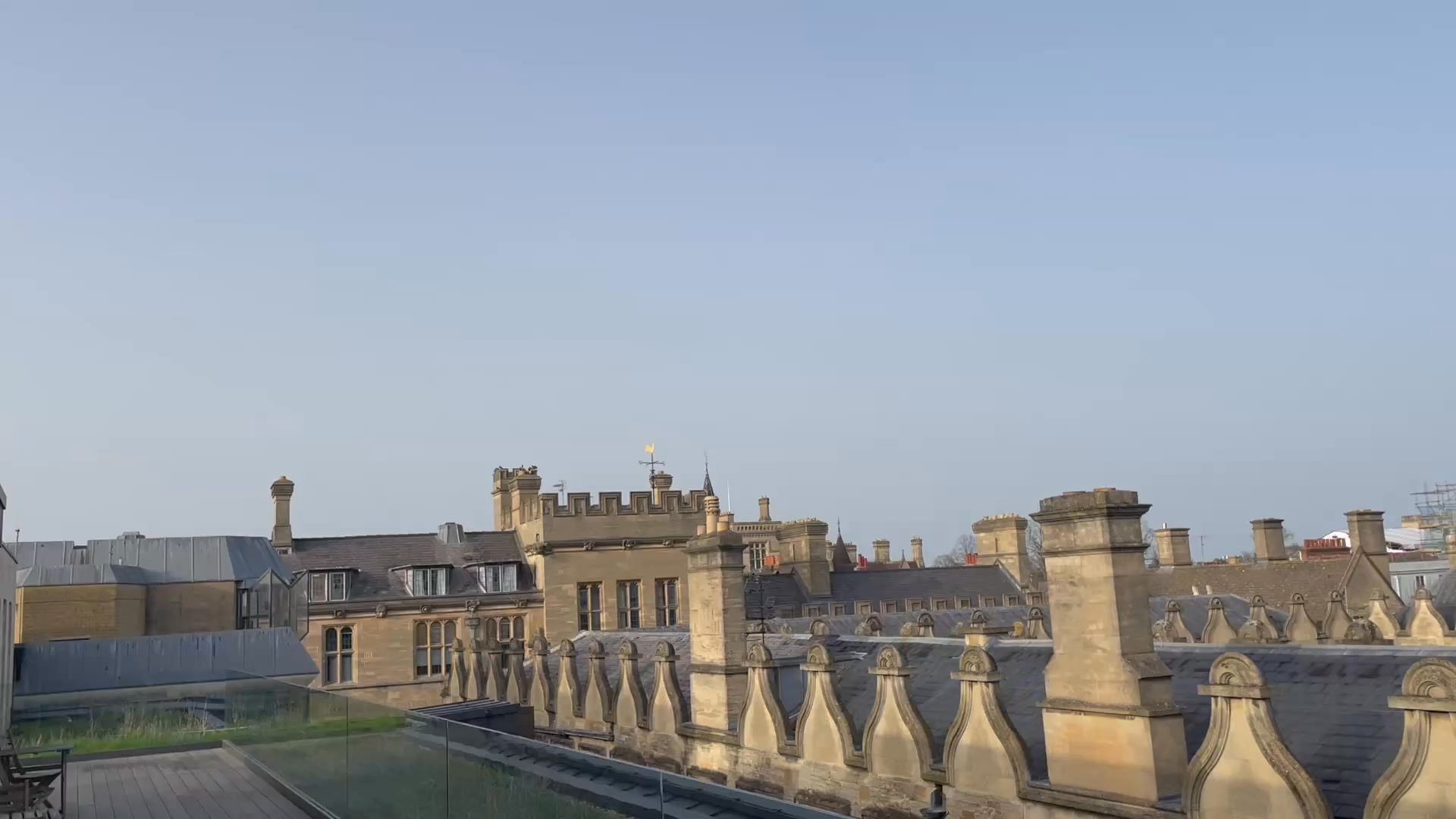 The timeless Oxford skyline seen from the rooftop of (sooo smart) Jesus College.
#offbeatcotswolds #bluebadgeguide #bluebadgeguides
#britainsbestguides #oxford #jesuscollegeoxford #oxfordskyline
#explore_britain_ #traveling_uk
#photosofengland #instabritain #europetravel