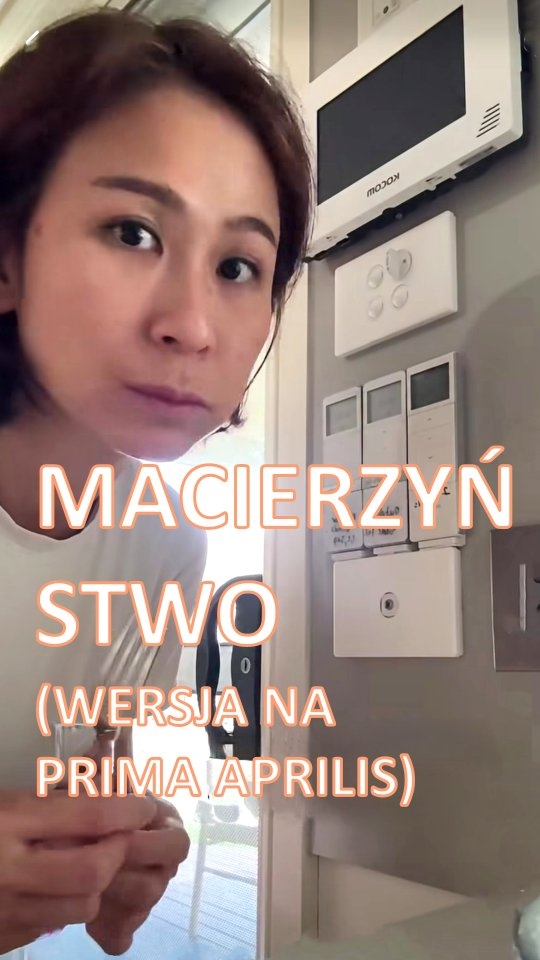 Pewnie nie odważyłabym się zamieścić tej rolki, gdyby nie dzisiejszy Prima Aprilis. 😉🙈
Macierzyństwo to cała paleta emocji.
Obok radości i spełnienia pojawia się też zmęczenie — fizyczne i psychiczne — oraz codzienne wyzwania, którym próbujemy sprostać najlepiej, jak potrafimy.
A odpowiedzialność za Małego Człowieka? Czasem potrafi przytłoczyć.
Oryginalny tytuł tej rolki to „How’s motherhood going?” — i ta mama w bardzo trafny, lekko humorystyczny sposób pokazuje to drugie, trudniejsze oblicze macierzyństwa. Każda z nas ją zrozumie i pewnie zaśmieje się oglądając tę rolkę.
Czy wiesz, że w bardzo dawnych społecznościach łowiecko-zbierackich, które przez większość historii były naturalnym środowiskiem człowieka, opieka nad dzieckiem była bardziej wspólnotowa?
Szacuje się, że mama nie była jedyną osobą zajmującą się dzieckiem przez cały dzień — dużą część czasu dzieci spędzały także pod opieką innych członków społeczności.
O jakim podziale opieki mówimy? Pewnie Cię to zaskoczy (mnie zaskoczyło bardzo!), ale mama opiekowała się swoim dzieckiem tylko przez 25% czasu...
Dzięki temu kobiety miały przestrzeń na odpoczynek lub inne aktywności — nawet jeśli wiązały się one z wysiłkiem, jak zdobywanie pożywienia. Kluczowe było jednak to, że nie były w tym same — miały realne wsparcie innych kobiet. 🩷
Dziś wielu mamom bardzo tego brakuje.
Dlatego jeśli na pytanie „Jak tam Twoje macierzyństwo?” najbliższa byłaby Ci odpowiedź w formie takiej właśnie rolki — naprawdę nie jesteś sama.
Rolka jest i śmieszna, i smutna zarazem - na pewno bardzo prawdziwa. Więc na co dzień pamiętaj o sobie, swoich potrzebach i małych momentach wytchnienia 🌿
A na koniec — mam nadzieję, że Twój Prima Aprilis był jednak lekki i uśmiechnięty! 💛
#macierzynstwo #primaaprilis #heheszki