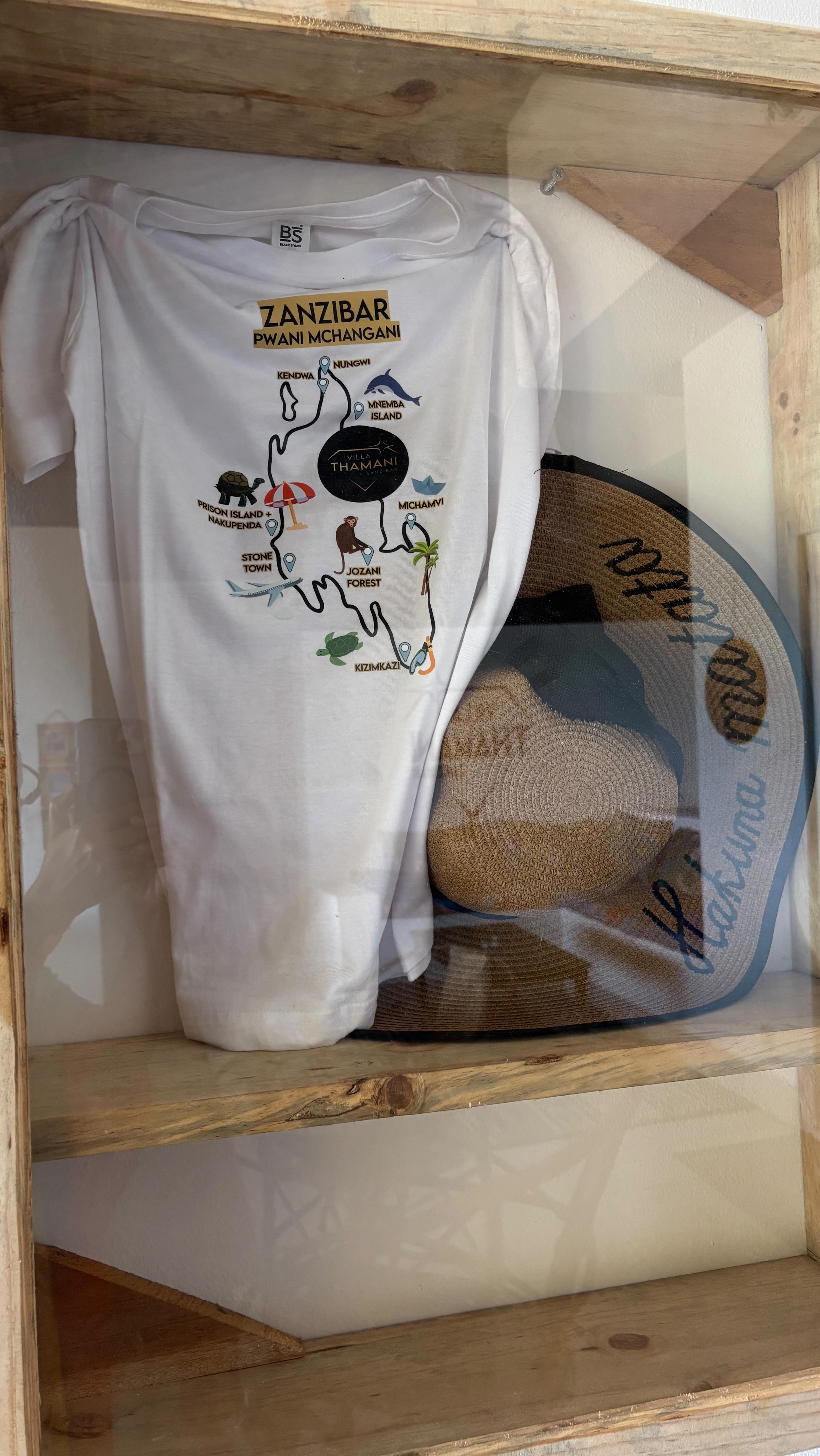 🇬🇧 Take home a special memory of Zanzibar ✨
The new custom author-designed t-shirt has arrived at Villa Thamani, inspired by your island adventures and the moments you’ve experienced during your stay.
A unique idea to keep as a beautiful souvenir of your holiday, or as a special gift for someone you love.
You can purchase it directly at the villa.
⸻
🇮🇹 Porta con te un ricordo speciale di Zanzibar ✨
È arrivata a Villa Thamani la nuova t-shirt con grafica d’autore personalizzata, ispirata alle tue gite sull’isola e ai momenti vissuti qui durante il soggiorno.
Un’idea originale da portare a casa come bellissimo ricordo della tua vacanza, oppure come regalo unico da donare a qualcuno di speciale.
Puoi acquistarla direttamente in villa.