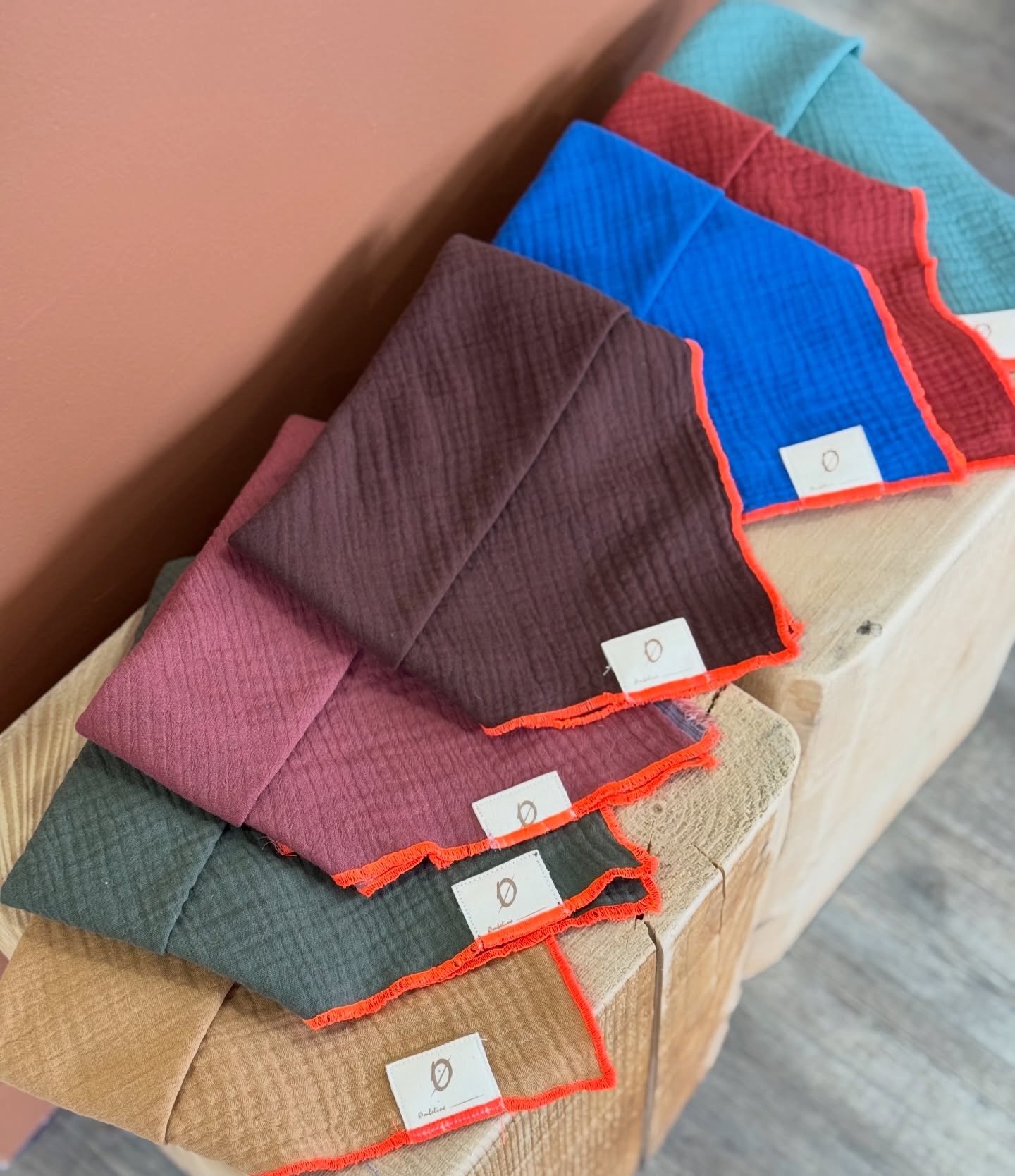 •Nouveaux petits foulards en gaz de coton tout doux•
🌈🌈🌈
Dispo au 📍43 rue Lepic 75018
#foulard #colors #gazdecoton