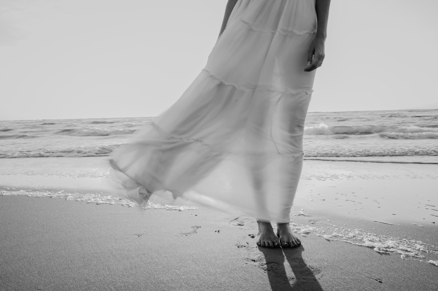 Oke ik ben benieuwd, ik vind het vastleggen van beweging tijdens een shoot super vet.
Een wat langere sluitertijd waardoor een jurk, een wandeling, een dans, beweging laat zien op het beeld.
Maar… vinden jullie dat ook?
#movement
#creativephotography
#langesluitertijd
#watvindenjullie
#studiofemme