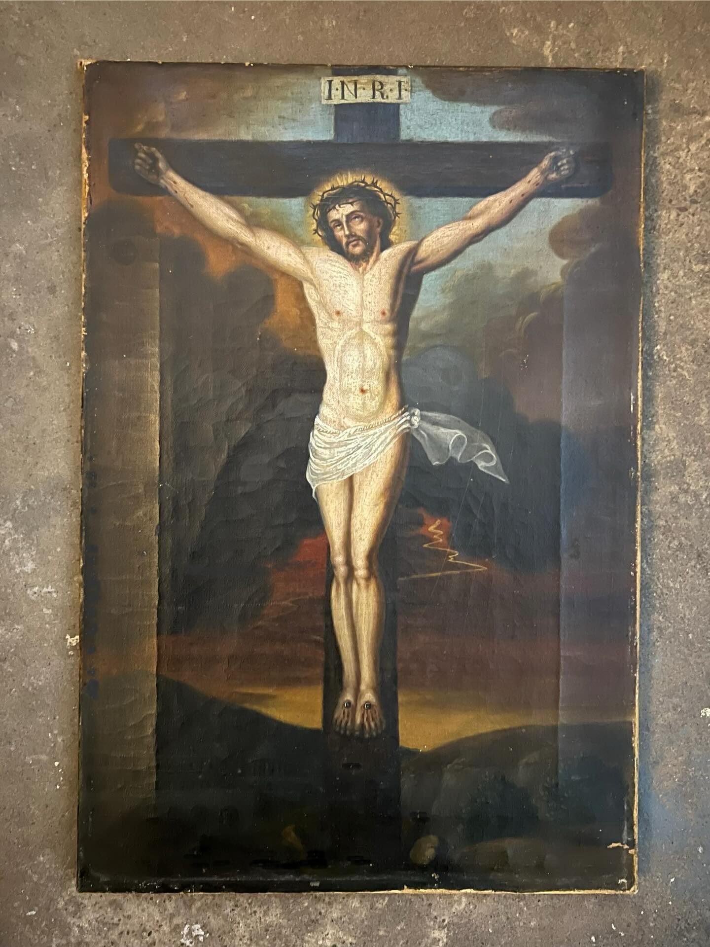 Darstellung des gekreuzigten Jesus Christus vor einer dramatischen Wolkenwand. Unten links die nächtliche Stadtsilouette von Golgatha. Öl auf Leinwand, 18. Jh. Maße 34 x 49 cm
#Karfreitag #Ölgemälde #antiquedealersofinstagram