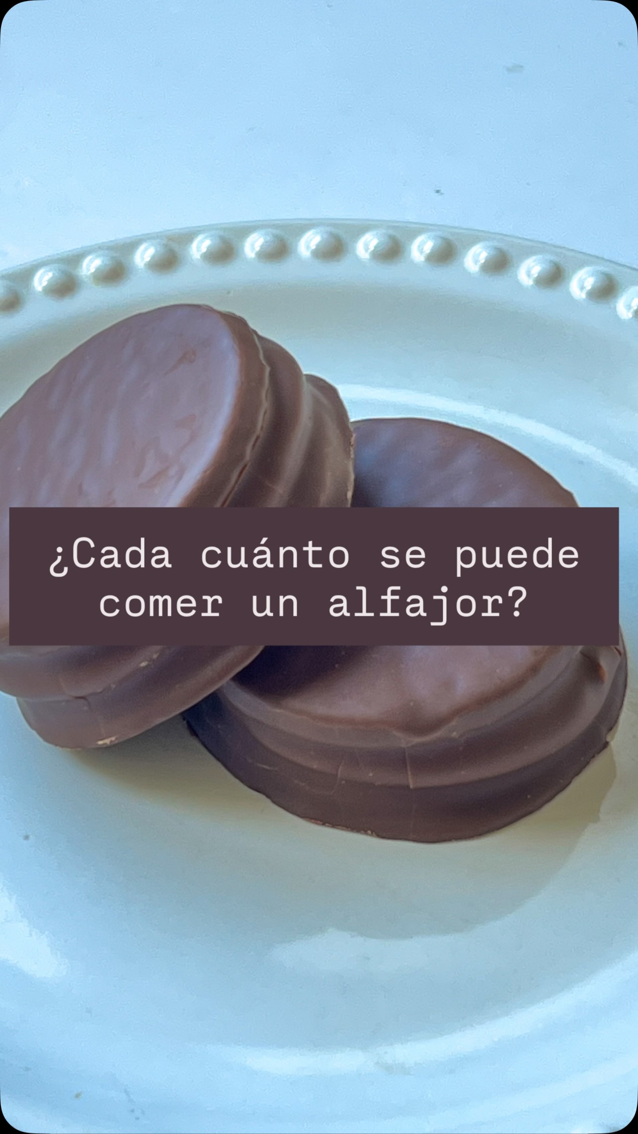 ⁉️Cada cuanto se puede comer un alfajor?🤔🍫
➡️ No es una cuestión de cada cuánto “se puede” comer un alfajor. Cuando lo pensamos así, entramos en la lógica de permiso, control y culpa. Y eso a la larga no ayuda a ordenar la alimentación, al contrario 🤯
✅ Un alfajor puede ser parte de tu alimentación sin problema. La clave no está en la frecuencia exacta, sino en cómo es el resto de tus comidas en el día a día.
➡️ Si tu base son comidas completas, equilibradas, nutritivas, saludables que te dan saciedad y te organizan, este tipo de alimentos no desordenan. Lo que no significa comerlos todos los días ni sin registro, sino que la diferencia está en el equilibrio ✨
❌ El problema no es el alfajor, es no tener una estructura que te acompañe a crear hábitos saludables, porque cuando hay restricción, aparece la culpa, la compensación y el volver a empezar nuevamente 😫
🙋🏻♀️ Si querés que te acompañe en este proceso a ordenar tu alimentación sin restricción, yo como nutricionista y celíaca te puedo ayudar 🧡
📝 Escribime por mensaje privado o al número de WhatsApp que figura abajo y hablamos por ahí 😊
➖➖➖➖➖➖➖➖➖➖➖➖➖➖➖➖
📚 Metodología ➡️ Creando hábitos, no dietas
📩 jacinta@nutricionequilibrio.com.uy
📲 098 408 043
🌎 Www.jacicubasnutricion.com
#nutricionista #nodietas #alfajor #comersinculpa #celiacos
