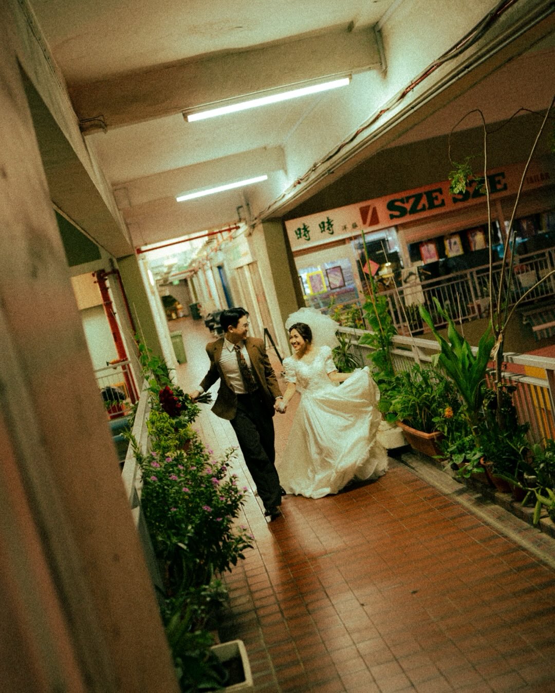 Have you ever wanted your pre-wedding photos to look like they were pulled right off a classic Cantonese film? Wong Kar-Wai wait when we are now offering styled shoots 🤩
We are collaborating with @cocoonmakeupandhair and @thegownconnoisseur to provide you the look, wardrobe (yes, guys too😉) and vibe in one irresistible package! Details in the link in our bio
.
.
.
#sgbrides #wongkarwai #vintagelove #singaporeweddingphotographer #weddinginspiration
