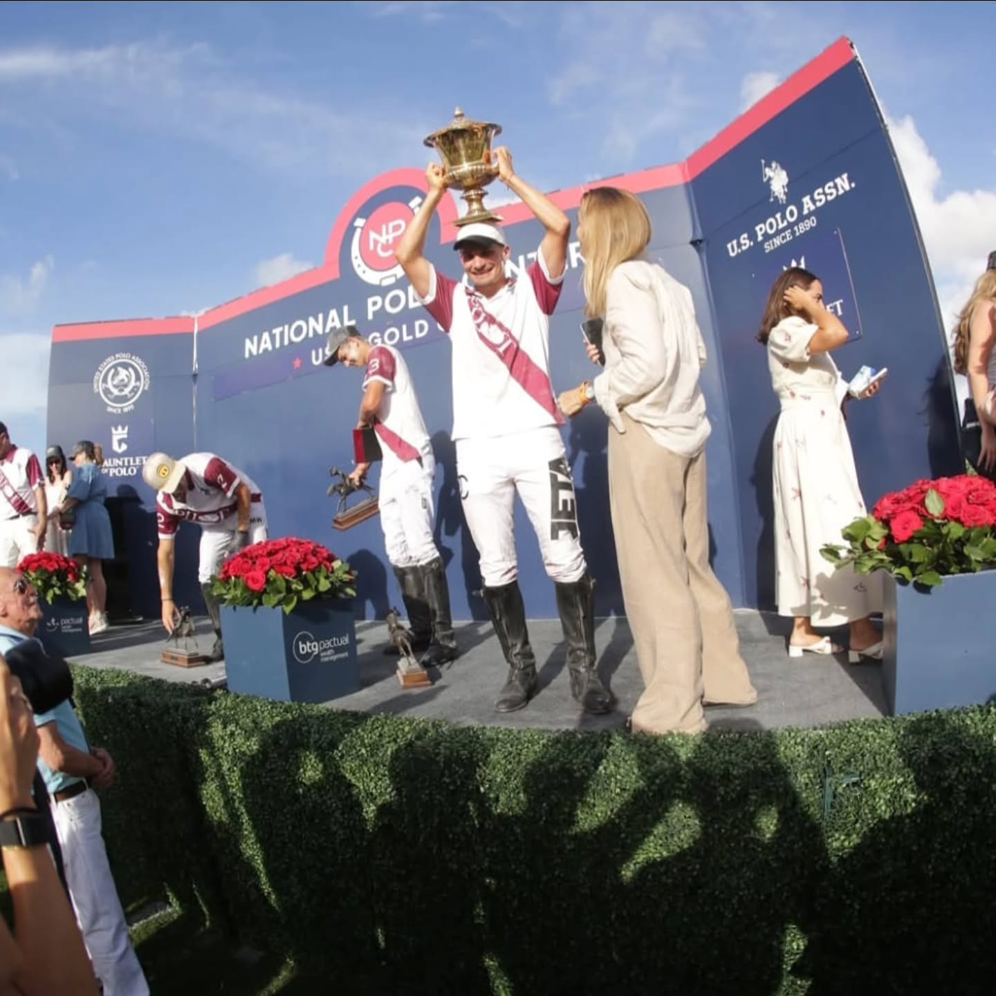 Pilot derroto a la Dolfina Scone por 10 a 6 y se corono campeón de la copa de oro de la USPA.
En un encuentro cambiante hasta el tercer chuker el equipo de poroto cambianso ganaba 5 a2, pero en el cuarto todo cambion y el jeta castañola acompañado por Lorenzo chavanne empezaron a conectar ganando los siguientes chuker 3 -0, 3-0 y 2 a 1 para asegurarse la copa 10 a 6.
Para el jeta y Lorenzo es la primera vez que levantan el trofeo , mientras que su patron Curtis Pilot sumo su tercera copa de oro.
PIlOT: Curtis Pilot 0 Makenzie Weiz 6,Lorenzo Chavanne 7, Camilo Castañola 10, Total 23
LA DOLFINA SCONE: David Paradice 0,Rufino Merlo 6,Adolfo Cambiaso(n)10,Jesee Blay 7,Total 23
@lominska
#siemprepolo
#revistapololive
#somospolo
#veniaverpolo