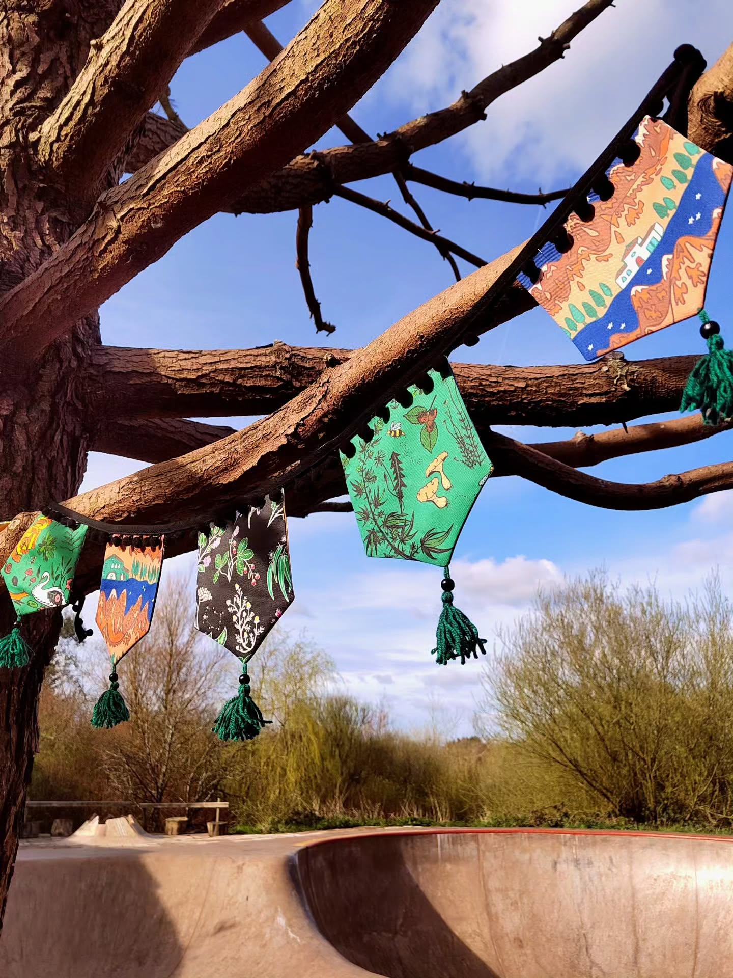 decided to make some flags to use up smaller pieces of fabric and add some decor to some homes!
double sided means it can hang central in a space and be pretty from both sides ✨
available by the metre on my website now!
www.houseofbeanco.com
photographed at the farm bowl @feraluxfarm