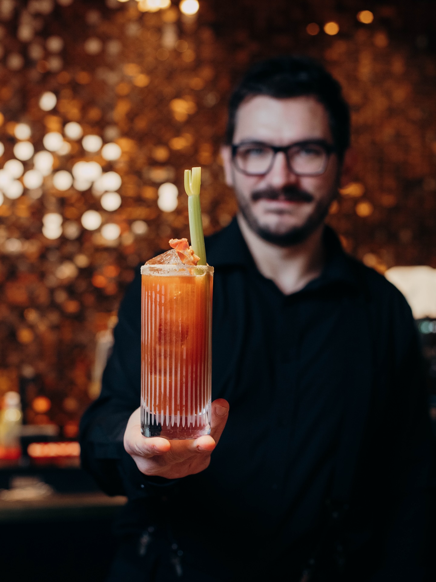 Long weekend, strong drinks, no compromises 🥃
Whether it’s a Bloody Mary, your favorite classic or something that’s not even on the menu —
just ask our bartenders nicely 😉
we might have something special for you 🍅
Start your weekend right 🖤
good drinks, good people, good energy. We’re here for you this weekend — closed on Sunday & Monday 🖤
So make it count 🍸
And by the way: Happy Easter 🐣🐰