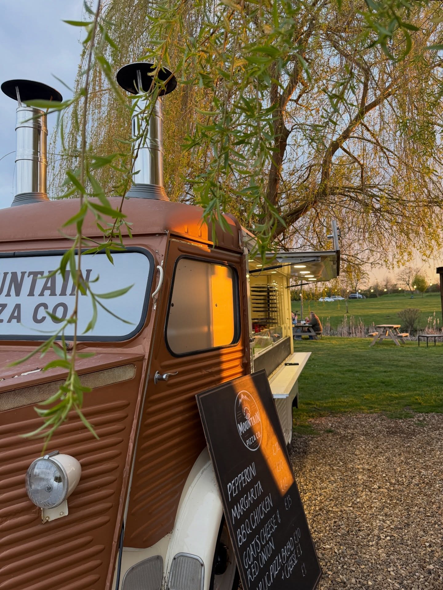 Golden hour, pizza, and pints—what a combo 🍕🍻✨
Join us every Tuesday from 4–8pm, now all the way through to September! 🫶