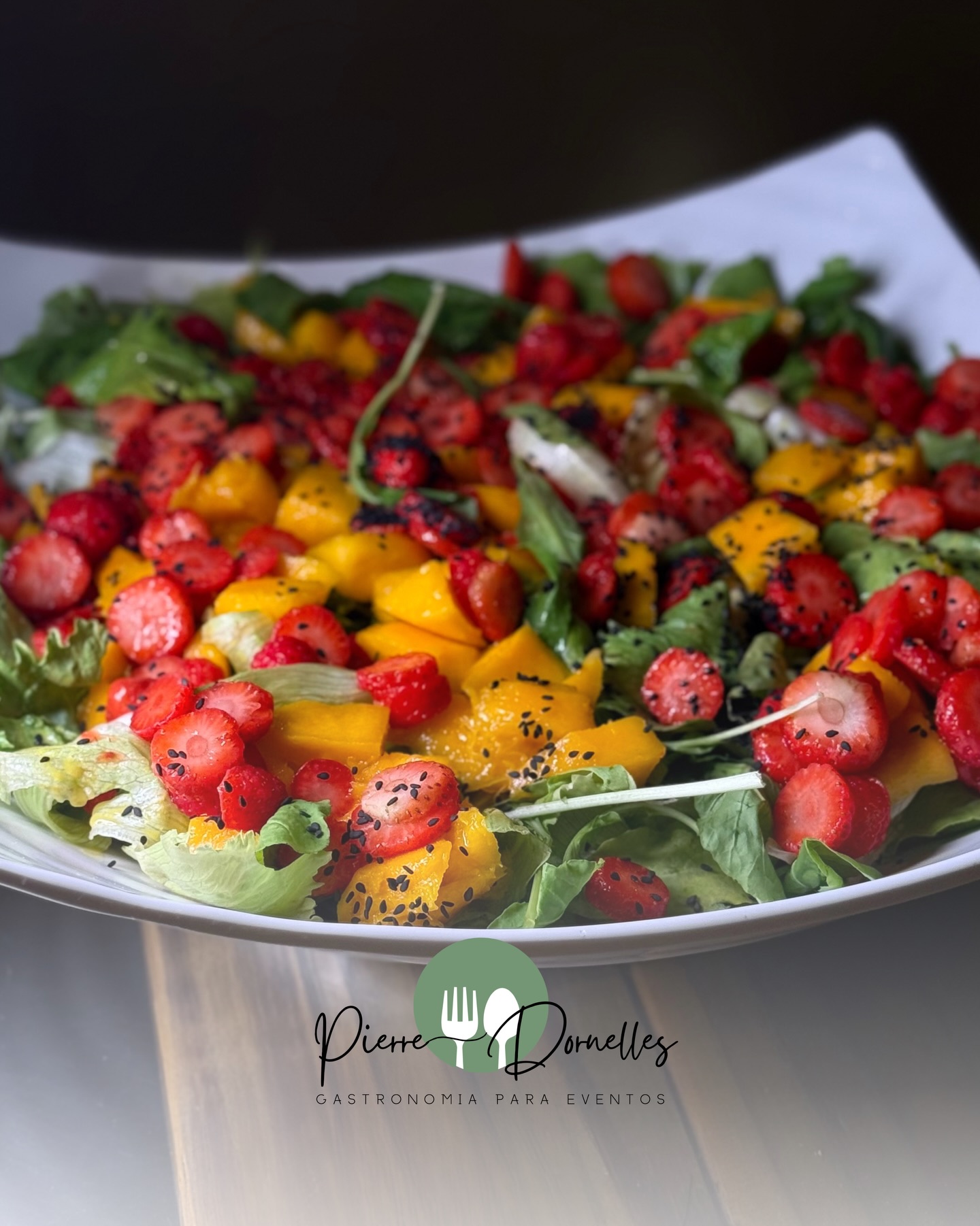 A queridinha Salada Tropical!
Mix de folhas frescas crocantes, combinado com frutas tropicais, envolvida por um delicado molho de mostarda e mel, que equilibra acidez e dulçor na medida certa, finalizada com gergelim negro, que acrescenta textura e um toque sofisticado.
Sabor, carinho e uma apresentação impecável.
A escolha que valoriza o seu evento!✨
Vivencie essa experiência!
📞 (41) 99877-4105 | WhatsApp
🌐 www.pierredornelles.com.br
.
.
.
.
.
.
.
.
.
.
.
.
.
#gastronomiaparaeventos #eventosemcuritiba #buffetparacasamento #buffetparaeventos #chefemcuritiba