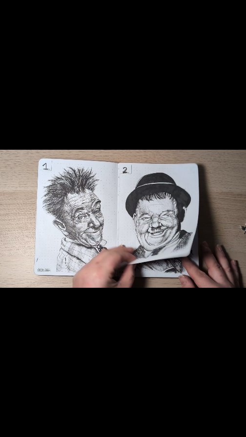 Hab heute eins meiner ersten Skizzenbücher für ein YouTube Video hervor gekramt und bin dabei auf dieses gestoßen.
Hatte es damals extra wegen der Pünktchen auf dem Papier gekauft, weil die Rastermethode damit einfach noch schneller vorbereitet ist.
Und nun lag es ganz hinten im Eck unter den fertigen Skizzenbüchern.
Hatte es zugegeben schon ganz vergessen. Aber ich werde da wohl Mal wieder damit arbeiten, sind ja noch soooo viele Seiten frei.
Hach ja, Künstler und ihre to- draw- Listen 😂
Kennt ihr sicher auch.
#sketchbook #portraitstudy #inkdrawing #penart #myownartology