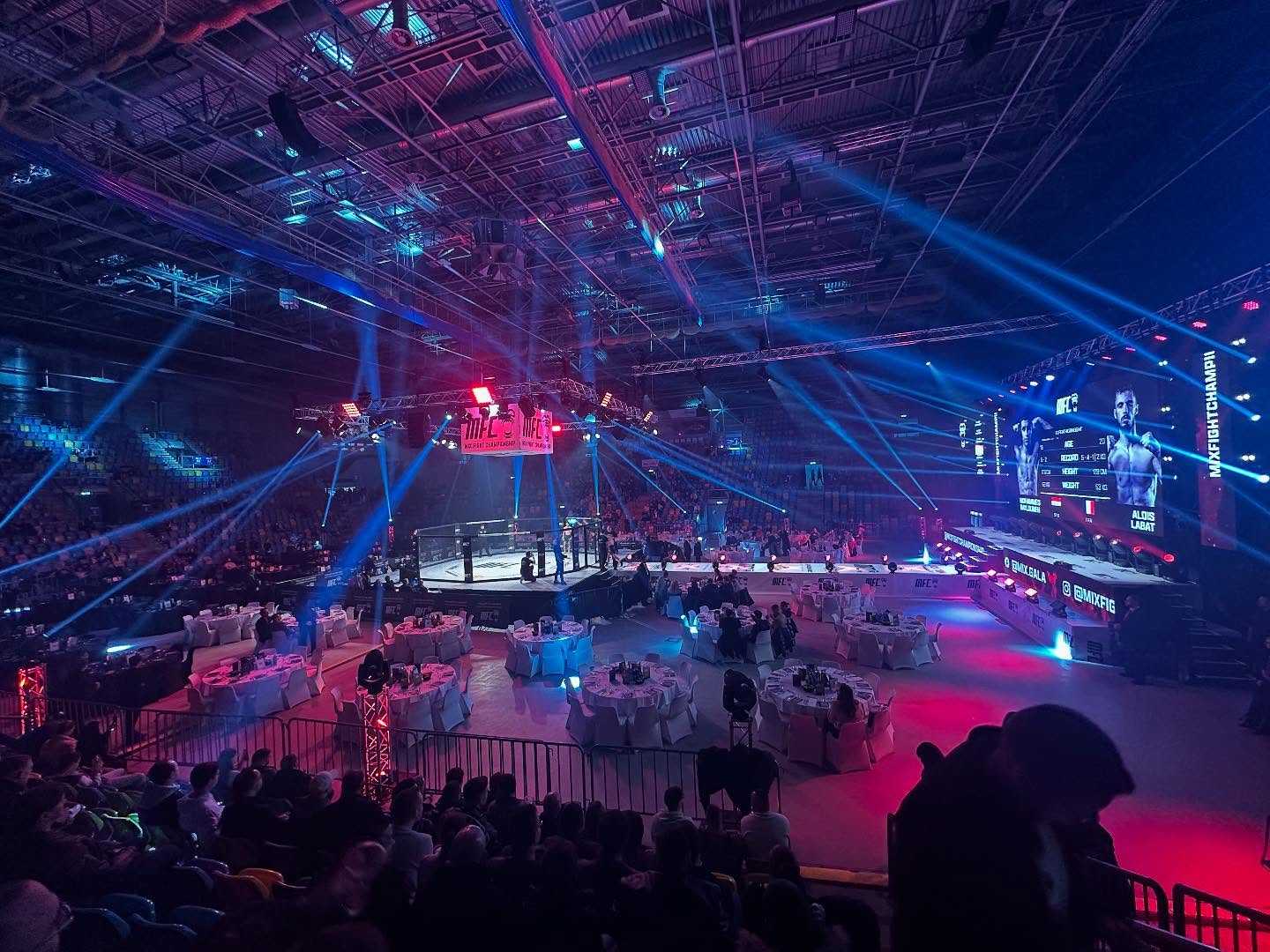 Mixfight Chapionship Gala in Der @suewagenergieag Arena Frankfurt.
MIt @colito.productions
-
-
Interesse geweckt ❓
Kontaktieren sie uns um ihr Event zu
perfektionieren.
-
🌐www.tsp-gera.de
📧info@tsp-gera.de
-
-
@esmedia.service
#veranstaltung #veranstaltungstechnik #mixfight