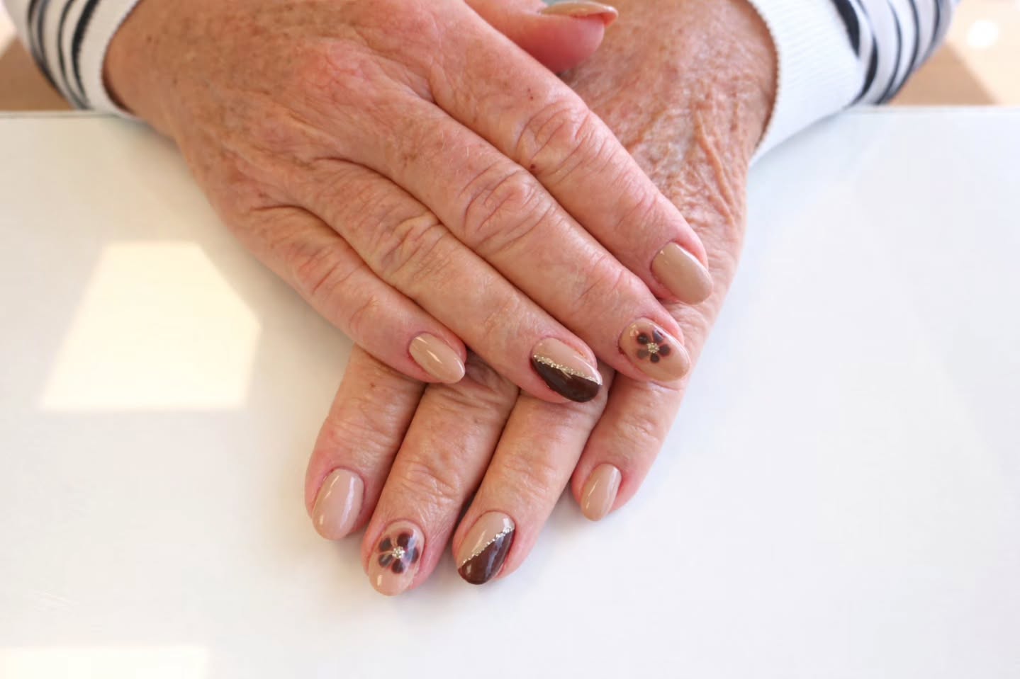 🌸 Douceur printanière sur le bout des doigts
Avec l’arrivée du printemps et des couleurs de Pâques, place à la délicatesse et à la fraîcheur 🌿
Un joli nude lumineux associé à des touches chocolat et un nail art fleuri tout en finesse… un parfait équilibre entre élégance et saison 🌷🤎
Des mains soignées, naturelles et pleines de douceur pour accueillir les beaux jours ✨
📅 Pensez à réserver votre rendez-vous
💅 Pour des ongles impeccables en toute saison
#printemps #paques #onglerie #manucure #nailart nudenails springnails beautedesmains vernissemipermanent onglesprintemps