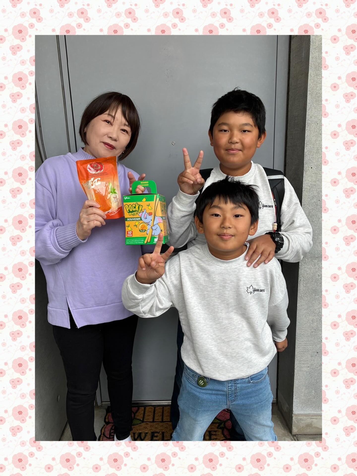 約2年前タイ バンコクへお引越ししたしょうま君、一時帰国中です。タイのお土産を持って遊びに来てくれました。
バンコクでも、そろばん教室は通える範囲に3教室ほどあるとの事😳
その中の1つの教室で頑張って続けて、検定試験も受験しているそうです!
来年は多分日本に戻って来られるとの事。
異国の地でも、そろばんを頑張っている子ども達にエールを送りたいです❣️
#そろばん
#あんざん
#フラッシュ暗算
#バンコク
#室井そろばん教室