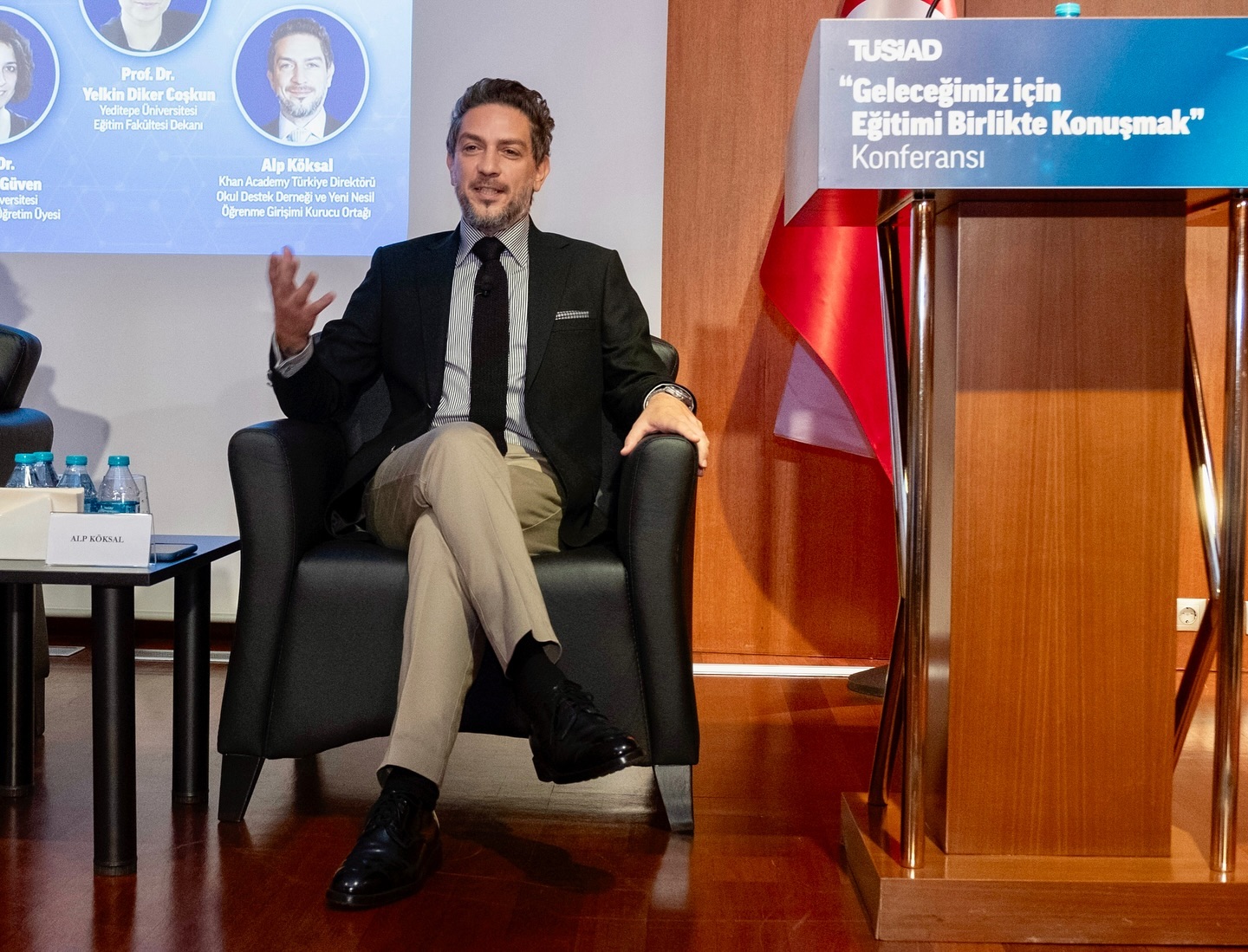 Yeni eğitim öğretim yılına başlarken #TÜSİAD tarafından düzenlenen “Geleceğimiz için Eğitimi Birlikte Konuşmak” Konferansı’nda eğitim ve iş dünyası bir araya gelerek Türkiye’de eğitimin geleceğini konuştuk.
Eğitim Reformu Girişimi (#ERG)’nin “Geleceğin Dünyasına Hazırlanırken Eğitime Bakış: PISA 2022 Bulguları Işığında Türkiye’de Eğitimin Durumu” araştırmasının lansmanını takiben “Yapay Zeka Çağında Herkes İçin Nitelikli Eğitim” Paneli’nde değerli akademisyenlerle birlikte farklı bakış açılarından ülkemizde eğitimin durumunu ve geleceği yorumladık.
Milli Eğitim Bakanı, İstanbul İl Milli Eğitim Müdürü, akademisyenler, sivil toplum kuruluşları ve iş dünyasından önemli temsilcilerin bir araya geldiği konferansta farklı sektörlerden tanıdık yüzler görmek bir yana, çok sayıda # #KhanAcademy kullanıcısı genç ile tanışmak da harikaydı.
Bana ayrılan sürede, bir yandan dijitalleşmenin eğitim için sunduğu fırsatlara ve fırsat eşitliğine yapabileceği katkıya değinirken, diğer yandan da online eğitim ve yüz yüze eğitimin birbirinin yerine geçebilen değil, tamamlayan süreçler olduğunu vurgulayarak teknolojinin her zaman insan odaklı kullanılması gerektiğine dikkat çekmeye çalıştım.
Yapay zeka çağında eğitim sistemi, sanayi devriminden bu yana yaşamadığımız kadar büyük bir kırılma noktasına doğru ilerlerken en önemli soru şu: Yapay zeka ve yeni teknolojilerin eğitim için sunabileceği faydayı toplumun geneline nasıl eşit şekilde dağıtabiliriz? Bunu başarabilirsek, öğrenme verimliliğini ve fırsat eşitliğini hiç olmadığı kadar güçlendireceğiz. Bunu başaramadığımız takdirde ise dijital uçurumun hızla büyümesine şahit olacağız.
Önümüzde çok önemli bir fırsat var ve konferansta söylediğim son sözleri bir kez de buradan tekrar etmek istiyorum: Ancak sektörlerarası #işbirliği ile başarabiliriz ve hep birlikte çalışarak ülkemizin geleceği için eğitimi birlikte dönüştürebiliriz. Daveti için TÜSİAD’a teşekkür ederim.
#eğitimsistemi #egitim #gelecek #dijitalleşme #dijitaldönüşüm #okul #öğrenci #öğretmen #fırsateşitliği #dijitaluçurum #yapayzeka #onlineeğitim #eğitimteknolojileri #edtech #konferans #stk #siviltoplum #khanacademytürkçe