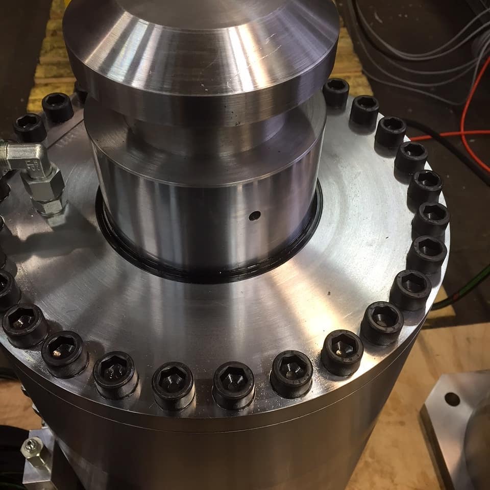 Custom hydraulic cylinders and HPU setup for synchronized lifting and lowering of up to 600-ton cable basket.