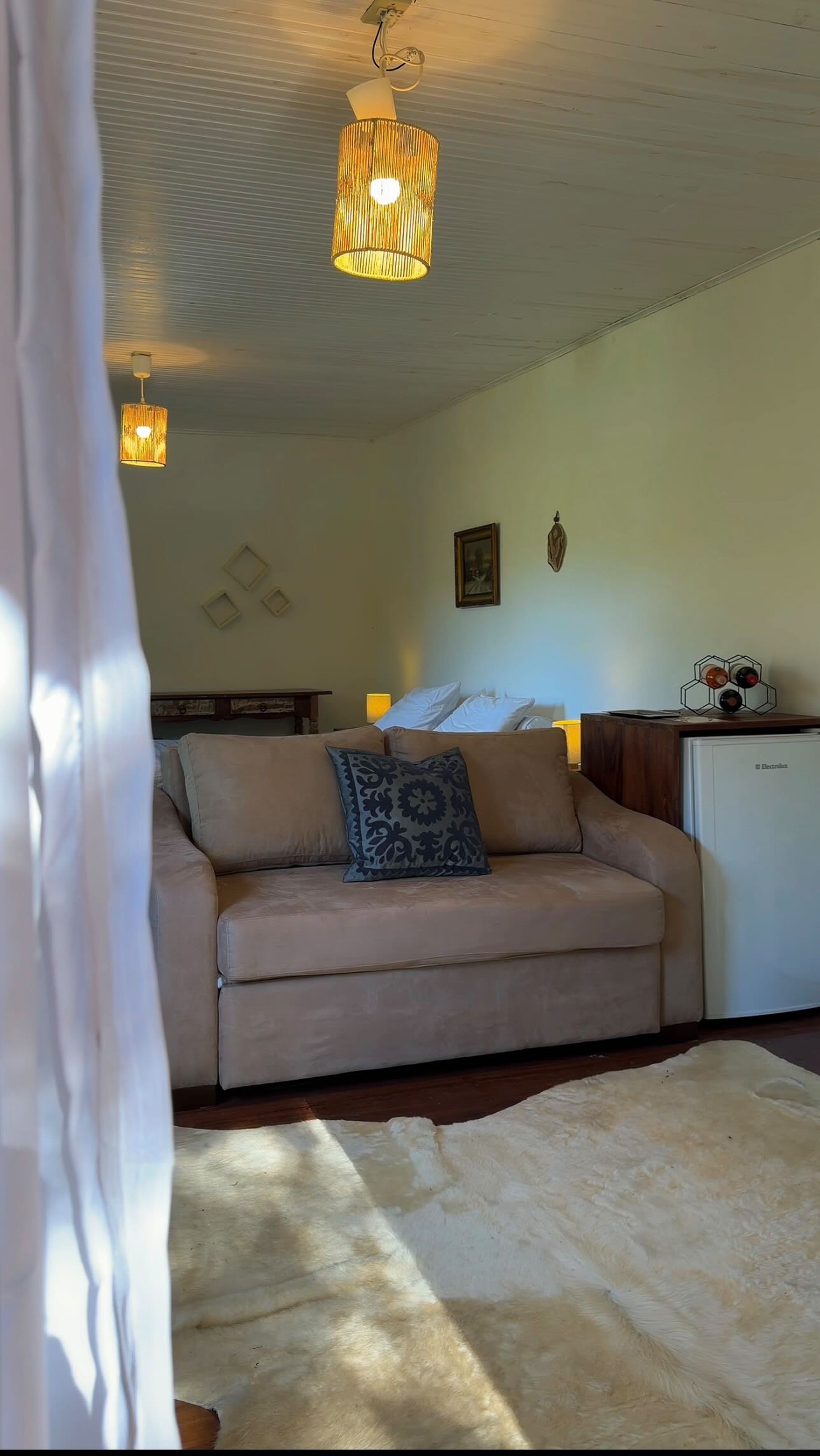 Banheira, lareira, quarto espaçoso, silêncio e aquela vista de tirar o fôlego. Um lugar completo para e curtir o tempo com calma. ✨
📍 Vem viver essa experiência na Serra de Cunha.
Reservas pelo link da bio.
Bathtub, fireplace, a spacious room, silence, and a breathtaking view.
A complete place to slow down and enjoy time at your own pace. ✨
📍 Come live this experience in Serra de Cunha.
Book your stay through the link in our bio.