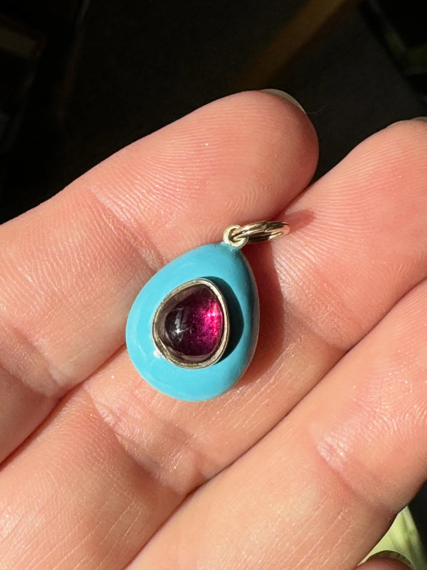 Our favourite kind of Easter Egg 🪺 Wishing all who celebrate a very Happy Easter today
Best wishes, Andrew, Catherine & Beth x
Antique egg shaped locket in blue enamel with cabochon garnet details
Engraved to reverse with integral locket
#antiquejewellery #easter #easteregg #locket #antiquejewelryaddiction