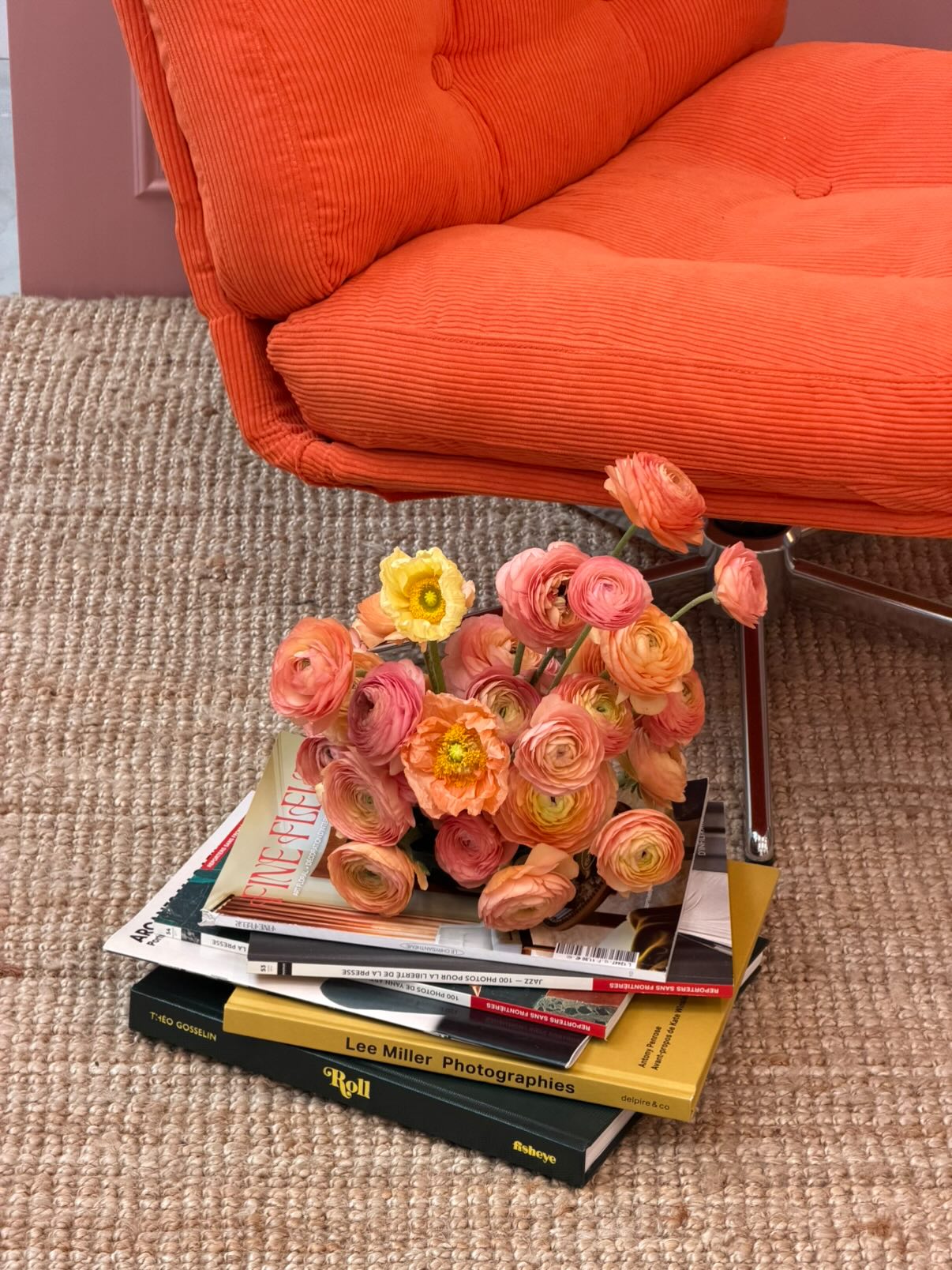 Des renoncules, Fine Fleur Magazine, un bon fauteuil... everything is good 🧡
📸 Photographie @rosettefleuriste