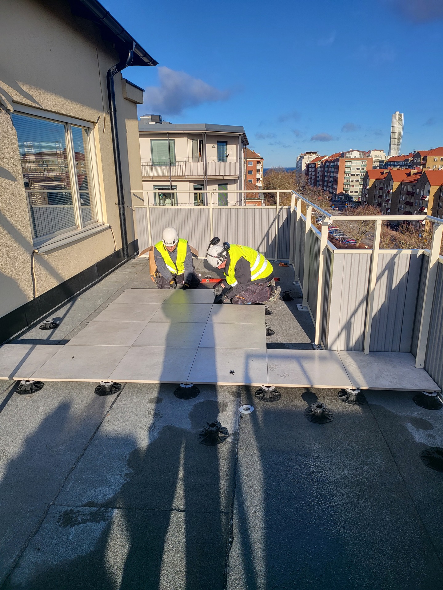 Här har vi fixat en snygg uteplats på en gemensam balkong i Slottstaden. Vi har lagt plattor som både är hållbara och ser riktigt bra ut – perfekt för att hänga, ta en kaffe eller bara njuta. Och utsikten mot Turning Torso? Svårslagen.
#badrumsrenovering #badrum #nordiskbadrum #bathroomdesign #nodichome #bygg #renovering