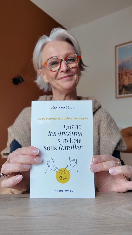 Le 15 novembre dernier, j’ai publié mon dernier ouvrage sur la psychogénéalogie et le couple : Quand les ancêtres s’invitent sous l’oreiller. Je n’en avais encore que très peu parlé ici, alors voilà qui est chose faite.
À travers ce livre, j’aborde un point essentiel : la complexité de construire une relation à deux lorsque chacun arrive avec son histoire familiale, ses loyautés invisibles, ses injonctions, ses non-dits et ses héritages parfois inconscients. Parce qu’un couple ne se forme jamais seulement à deux, mais souvent à plusieurs générations, comprendre ces dynamiques permet d’éclairer ce qui se joue, et d’ouvrir d’autres possibles.
Le lien pour acheter le livre est en bio 🔗 et vous pouvez aussi m'envoyer un message pour qu'on en discute 💌