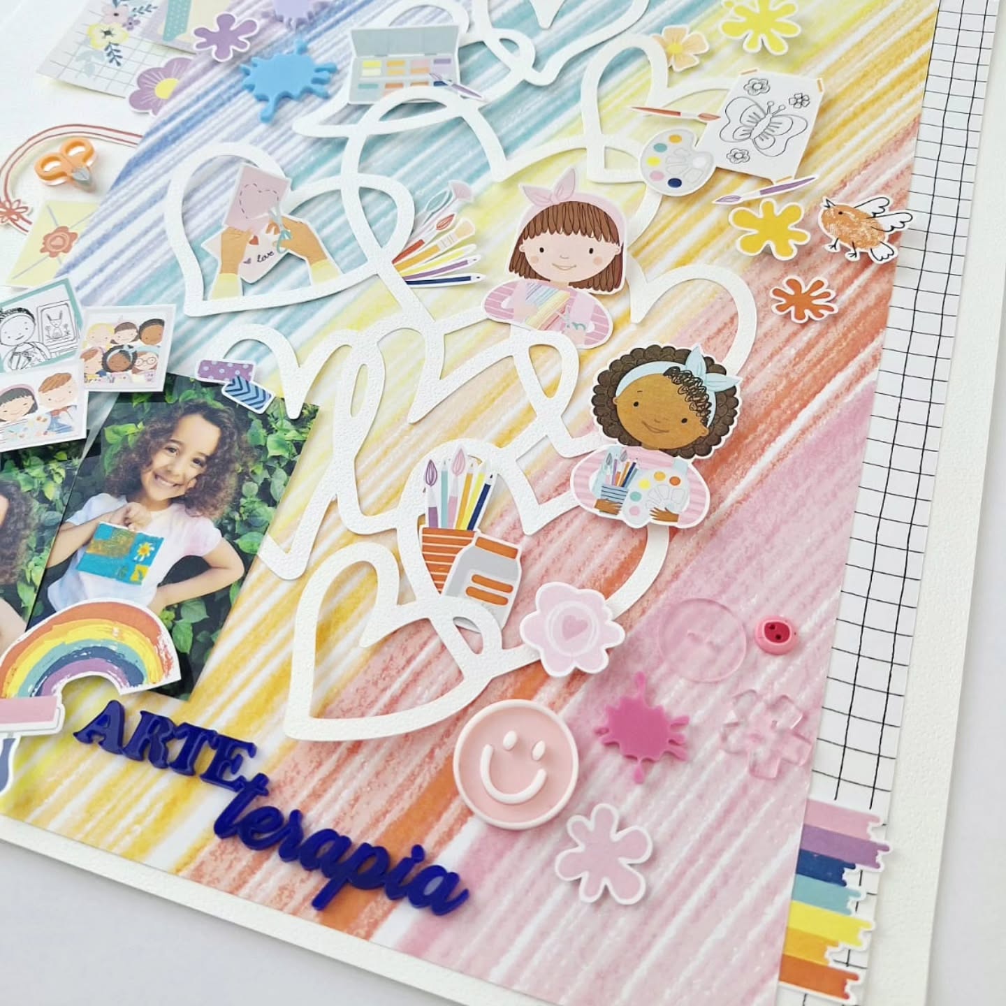 É incrível como essa coleção permite soltar a criatividade e explorar diferentes formatos, adaptando-se perfeitamente a qualquer ideia. Além disso, o papel de arco-íris traz um charme único, tornando cada projeto especial e personalizado. Com tantos elementos delicados e inspiradores, é difícil não se encantar e querer experimentar novas técnicas e composições.
#arteterapia
#artehumaniza
#artecura
#unirscrapearteterapia
#scrapplovers