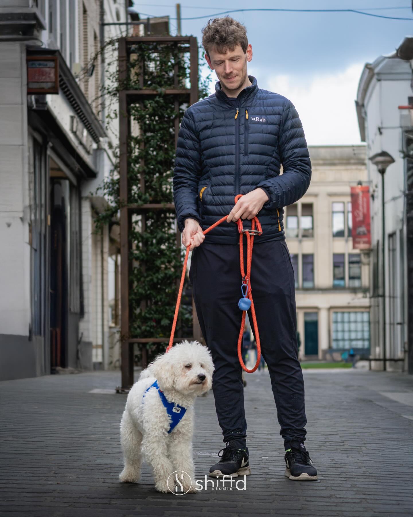 samen op pad 🐕
Perfect moment om dat gewoon even vast te leggen, zonder gedoe.
Wil jij ook op de foto met jouw viervoeter? Stuur me een berichtje!
#streetportrait #hondeneigenaar #momenten #shiftdstudio #fotografie