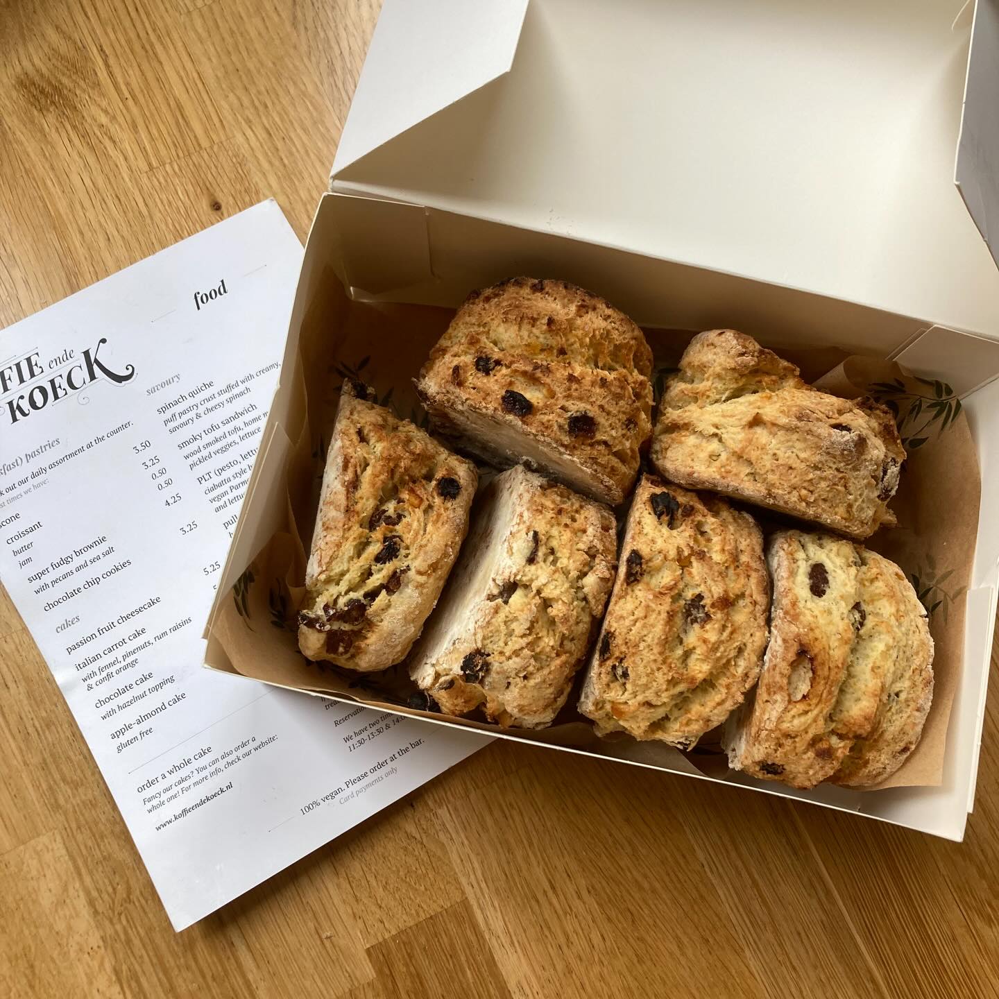 Your annual reminder that scones are a delicious addition to your Easter brunch! You can place your order for regular or mini scones (sold in 2s) on our website - if you want your Easter fix make sure to order by Friday!
See you soon 💚🐣