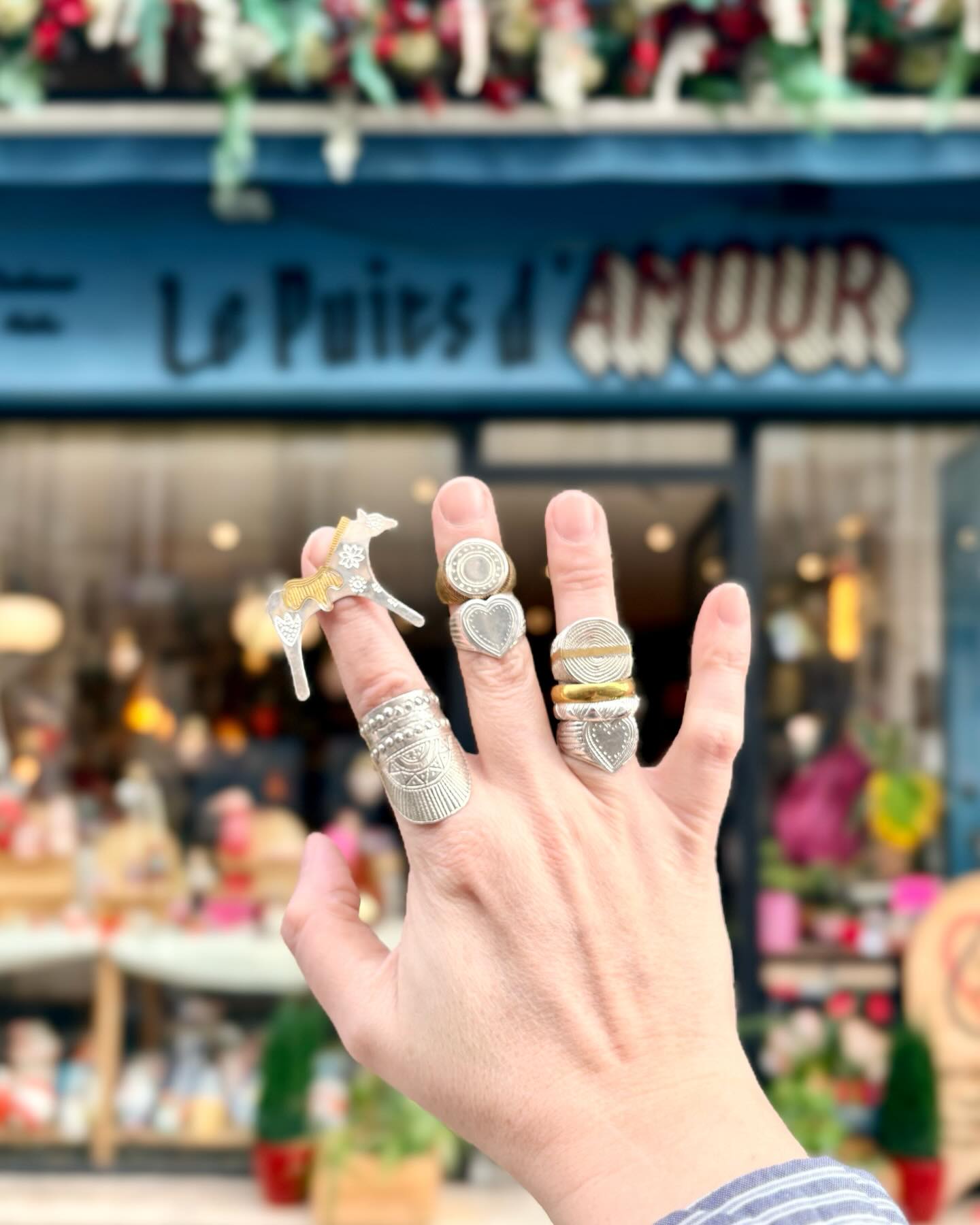 ✨ Des bijoux qui ont une vraie histoire ✨
On retrouve en boutique les magnifiques bijoux de @ombre_claire 💛
Des pièces d’abord dessinées à Paris, puis fabriquées au Niger en bronze et en argent recyclé.
Chaque bague est façonnée à la main, avec des savoir-faire traditionnels et une attention particulière aux matières.
Des bijoux bruts, solaires, des talismans qu’on aime porter tous les jours 💫
Une marque engagée, entre artisanat, voyage et création, qui résonne parfaitement avec l’univers du Puits d’Amour 😊
📍 Le Puits d’Amour
113 rue Fondaudège – Bordeaux
Quartier Jardin Public
🕒 Du lundi au samedi : 11h – 19h
Venez les essayer en boutique ✨
Le Puits d’Amour, un concentré de couleurs, de jolies idées et toujours plus de love 💛