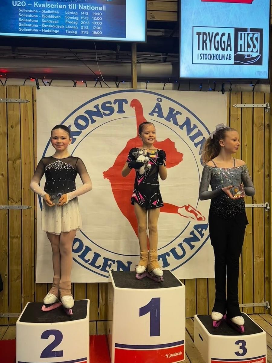Under helgen deltog flera av våra åkare i Stockholm Cup – den sista System 2-tävlingen för säsongen i Stockholmsdistriktet. 💙
Stort grattis till Sofia Jansson som tog hem en välförtjänt 🥈 i Blå 1! 👏✨
Vi fick även se många fina åk från:
✨ Victoria Rudkvist
✨ Stephanie Kim
✨ Evdoxia Kulakidou
✨ Noëlle Karlge
✨ Angelina Millares Sarraf
✨ Elvira Romero-Hamrin