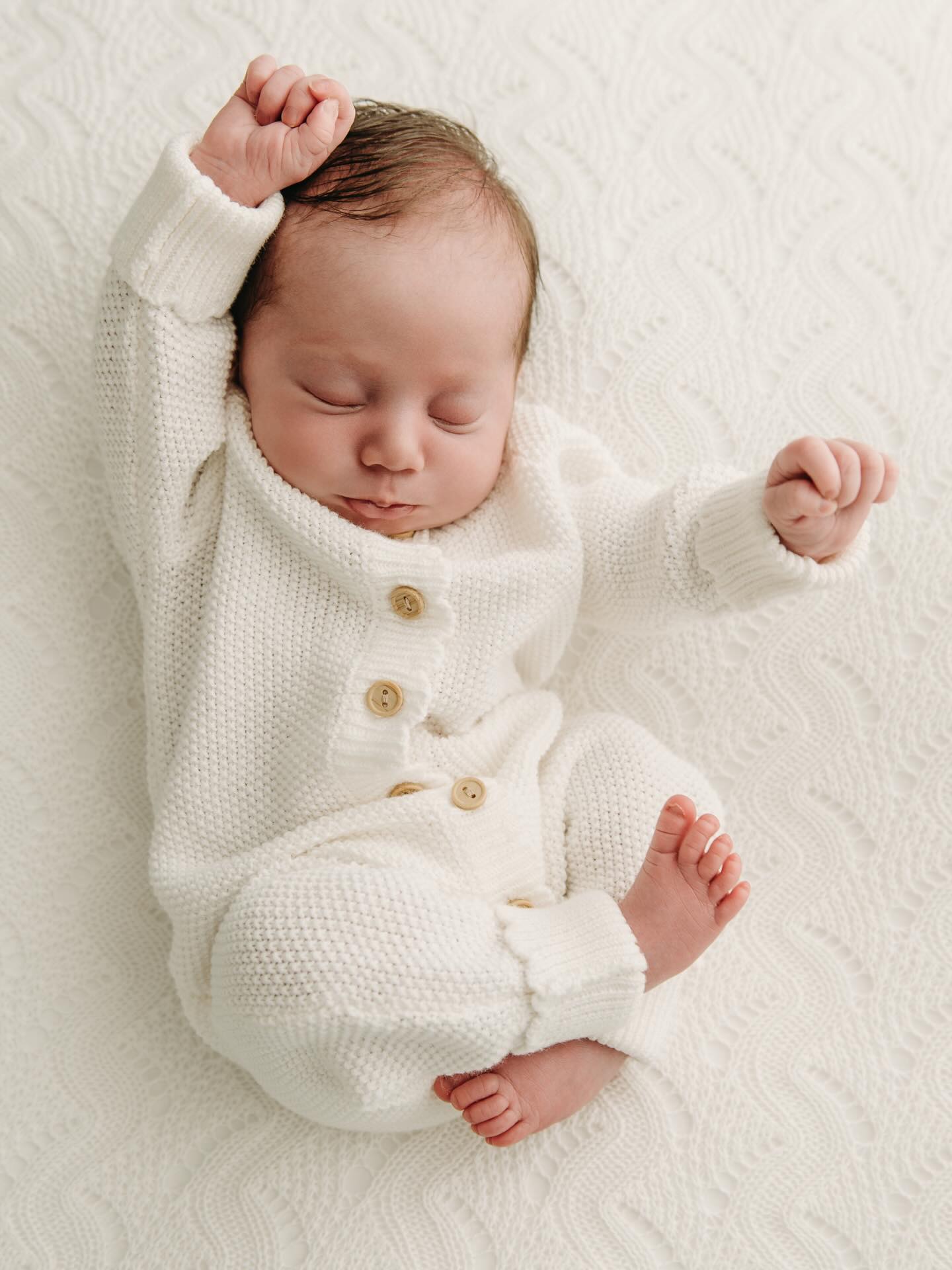 Newborn stretches, yawns and wiggles. Gone in a few short weeks but captured forever in our studio. Those big beautiful eyes in the last image 😍
#newbornphotographer #wiltshirenewbornphotographer #salisburynewbornphotographer #andovernewbornphotographer #tidworthnewbornphotographer