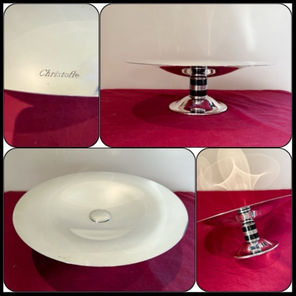 Superbe coupe à fruits créé par Luc Lanel ( 1893-1966 ) pour la maison Christofle.
Coupe circulaire reposant sur un jambage en Bakélite ou résine noir orné de cerclages métal argenté .
Une superbe ligne intemporelle adaptable à tous les intérieurs .
Ø : 35 cm
Hauteur : 11,8 cm
Poids : 1kg200
Très bel état pour cette coupe qui sort du polissage .
Signature Christofle en bordure du plateau .
Luc Lanel fut directeur artistique de Christofle entre 1922 et 1942 .
Il conçoit des pièces pour le paquebot Normandie notamment cette coupe.
Il déclina cette coupe en plusieurs versions avec plusieurs piétements différents ,
Cette version est plutôt rare sur le marché .
🛒 prix 800€ disponible dans la boutique en ligne
#christofle #luclanel #artdeco #coupe #argenterie