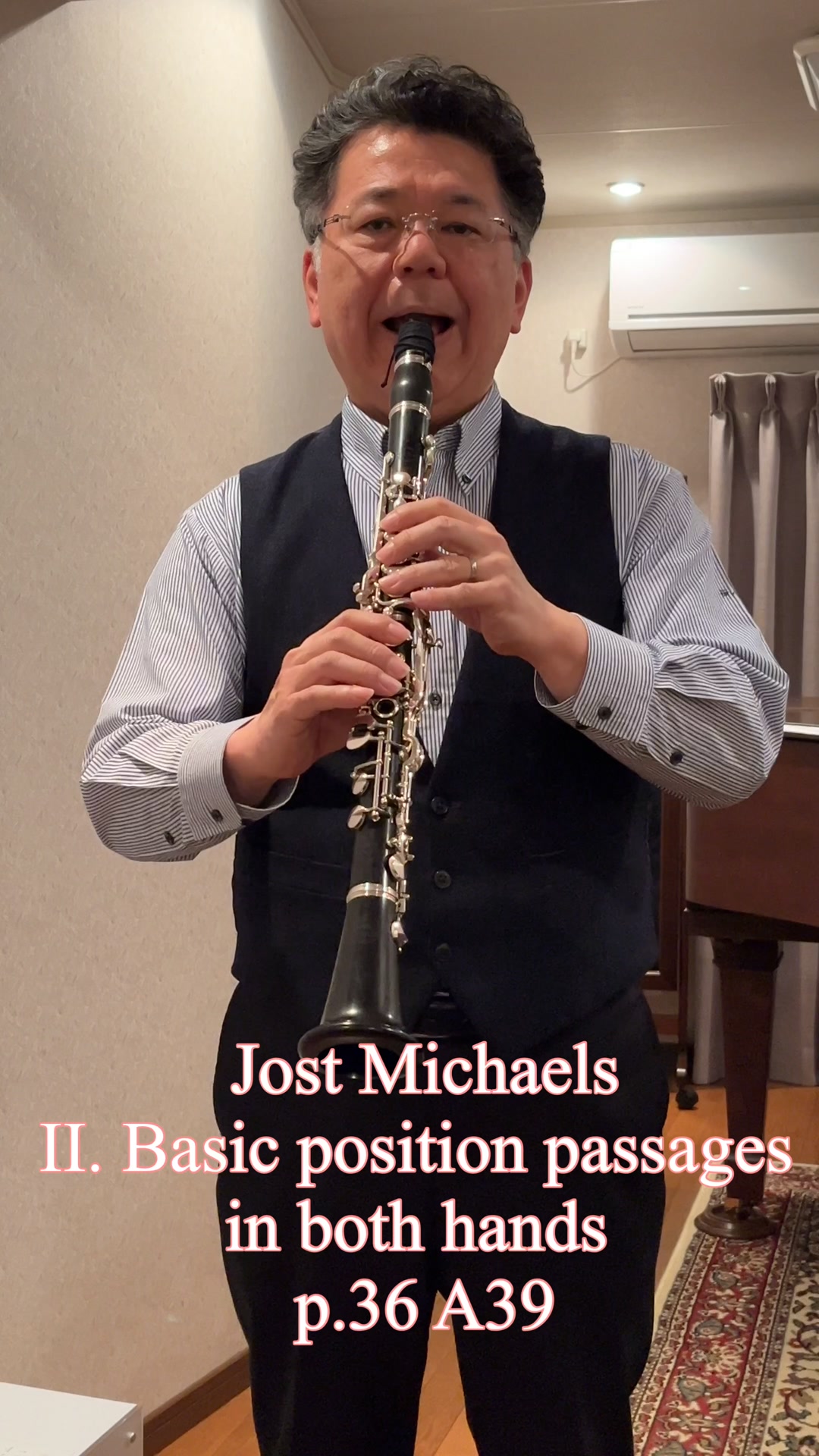 Jost Michaels
II. Basic position passages
in both hands
p.36 A39
The clarinet used by clarinetist Hidenao Aoyama is an Oehler System clarinet. This instrument boasts a long history and was crafted in the venerable German workshop of H. Wurlitzer. Hidenao Aoyama is an H. Wurlitzer-endorsed artist. We introduce the essential foundational exercises and études for clarinet performance, along with the repertoire Hidenao Aoyama plays daily as if humming.