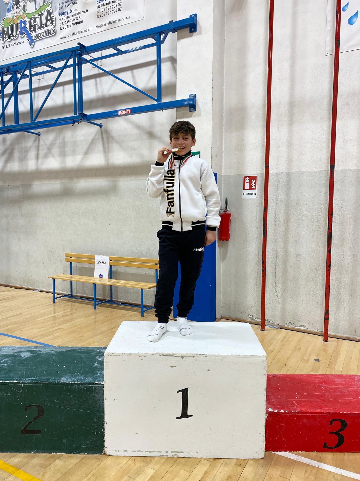 1ª Prova di Campionato Individuale GAM LB🏆💪🏼
Sabato 28 Marzo, a Carate Brianza, scendono in campo gara Mattia, Alberto e Filippo (A2), Luca (A3) e Noah (J1).
Con la scoppiettante energia che li contraddistingue, affrontano questa prima gara individuale con grande forza e sorrisi, dimostrando il grande impegno degli allenamenti!
Impegno e forza che premiano Mattia che sale sul gradino più alto del podio conquistando l’oro a pari merito🥇!☄️
Domenica 29 Marzo, a Melegnano, si è svolto il Trofeo Marovelli che ha viste impegnate le nostre ginnaste: Celeste, Francesca, Giorgia, Althea, Chloe, Sofia, Giulia, Alice, Sophia, Gaia, Zoe, Rebecca e Beatrice! È stata un’ottima occasione per dimostrare il proprio valore e consolidare tanti elementi!
La loro grinta e il loro impegno è stato ripagato con un podio interamente bianconero nella categoria Base: 🥇Rebecca, 🥈Zoe, 🥉 Beatrice.
Successivamente, nella categoria Avanzato, si classificano ad un soffio dal podio: Sofia e Chloe!🌈
Complimenti ai nostri ginnasti e alle nostre ginnaste, sempre pronti a farci sognare!🤍🖤💫