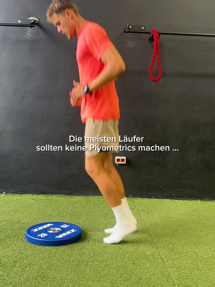 Laufen besteht aus vielen kleinen Sprüngen, vom linken Bein auf das rechte Bein und so weiter. Zwischen jedem Bodenkontakt sind beide Füße zeitweise in der Luft. Wer also besser werden will beim Laufen (bei diesen kleinen Sprüngen von einem Bein aufs andere), der sollte auch besser werden im Springen.
Umsetzung von Plyos ‼️
👉Den Boden „attackieren“ → kraftvoll und so reaktiv wie möglich landen & abdrücken &
👉Genügend Pause (ca. 2 Minuten) zwischen den Sätzen, damit du frisch genug bist, um wirklich explosiv zu sein
👉Plyometrics nach dem Warm-up und vor dem Kraftteil
👉Genügend Pause zwischen den Plyometric-Sessions (48 Stunden)
Kommentiere „Jump“ für ein kostenloses Mini-Ebook zum Thema Plyometrics 🤝