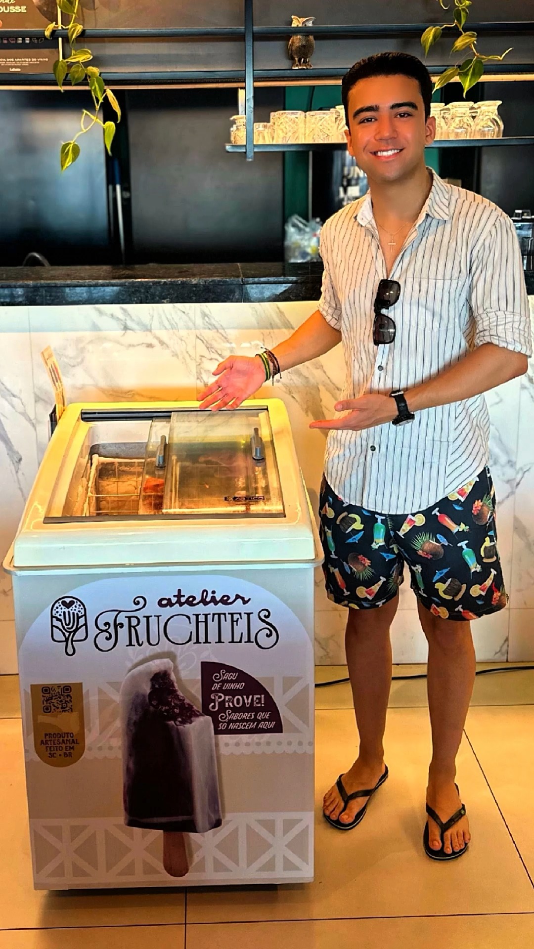 O Julio chegou no Toit Restaurante achando que ia só almoçar…
…até abrir o freezer 😏
Ali ele descobriu que não era “só um picolé”:
- Creme bávaro
- Torta de limão
- Bombom de morango
E o melhor?
Experimentou… e entendeu.
Aqui não é sabor.
É sobremesa de verdade no palito.
#fruchteis #sobremesanopalito #experienciagastronomica #toit #balneariocamboriu #sobremesapremium