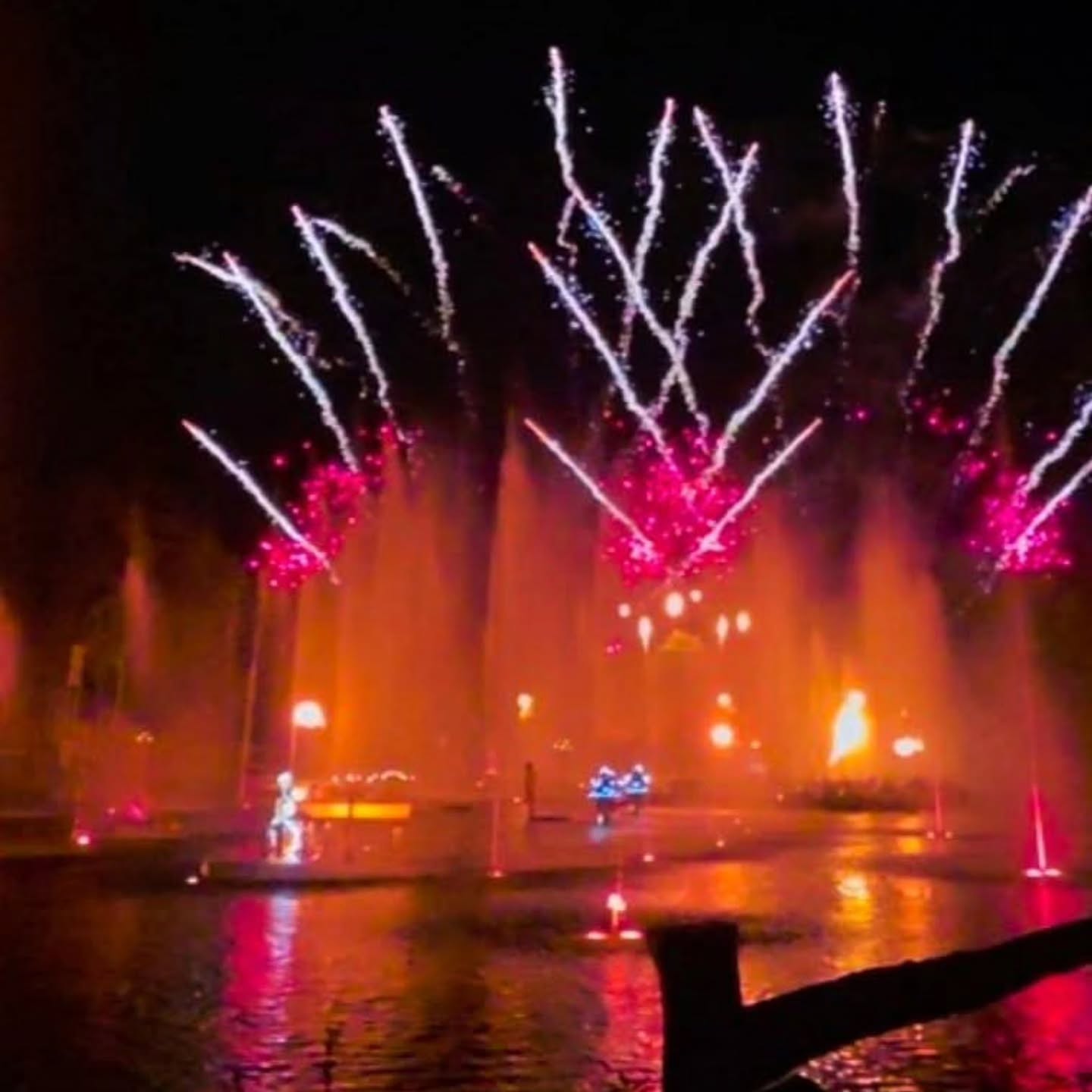 Un mot pour finir cette magnifique journée d'ouverture : MERCI ❤️
C'est sur un nouveau scénario totalement repensé que le spectacle les Noces de Feu termine la journée. Un sublime spectacle a voir absolument ! Du fond du cœur MERCI @puydufou ❤️
- Du grand art, du grand Puy du Fou. ✨️🎻🔥