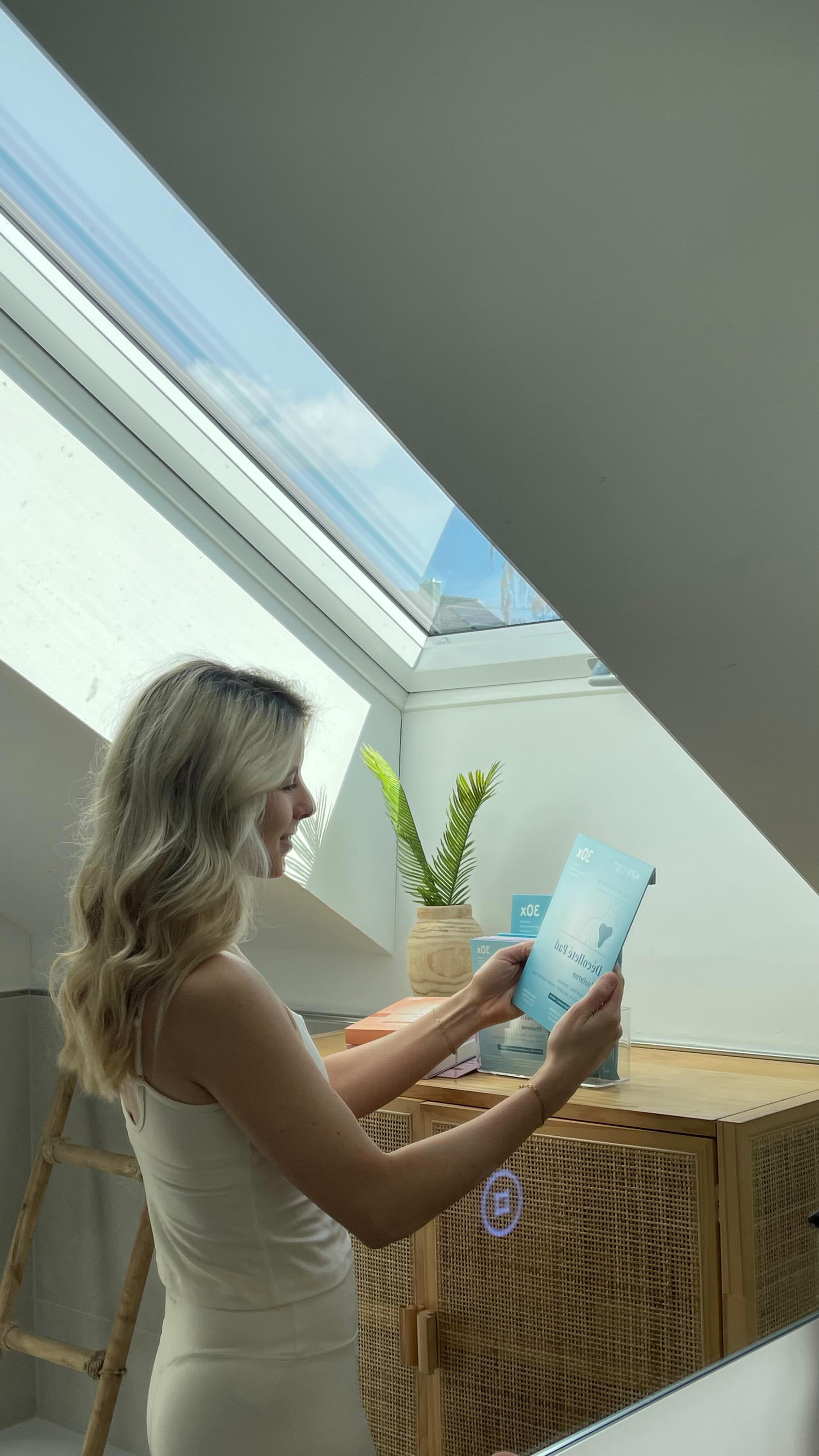 Anzeige @apricotbeautyhealthcare 🤍
Slow-Aging ist nicht nur eine Haltung, sondern meine Passion 🌼 Ich bin fest davon überzeugt, dass du dank toller Routinen Falten präventiv vorbeugen und glätten kannst.
Was wirklich einen Unterschied macht, ist die Kombination aus gezielter Unterstützung der Haut und täglichen Gewohnheiten.
Die Patches von @apricotbeautyhealthcare sind für mich seit langer Zeit ein fester Bestandteil meiner Slow-Aging-Routine geworden 🤍 … weil sie genau dort wirken, wo Mimikfalten entstehen und meine Haut über Nacht in ihrer Regeneration unterstützen.
3 WEITERE YOUTH-TIPPS FÜR DICH:
🧖♀️ Face Fitness�Durch gezielte Übungen kannst du deine Gesichtsmuskulatur umtrainieren. Verspannte Bereiche (z. B. Zornesfalte) dürfen lernen loszulassen – schwächere Bereiche werden gestärkt.�→ Das kann Mimikfalten langfristig sichtbar glätten.
🪞 Schönheit kommt von innen�Deine Haut ist ein Spiegel deiner Zellversorgung.�Achte besonders auf:
* Vitamin C (Kollagenbildung)
* Vitamin E (Zellschutz)
* Zink (Hautregeneration)
* Omega-3 (entzündungsmodulierend)
* Silizium (Bindegewebe & Elastizität)
💦 Hydration ist Anti-Aging�Ausreichend trinken ist essenziell für pralle, elastische Haut.�Besonders unterstützend:
* Hibiskustee (antioxidativ)
* Grüner Tee (zellschützend)
* Brennnesseltee (entwässernd & reinigend)
Für mich ist Slow Aging kein „gegen die Haut arbeiten“ �sondern sie täglich von innen & außen unterstützen 🤍
Und falls du die Patches testen möchtest:�Aktuell gibt es bei @apricotbeautyhealthcare eine tolle Osteraktion
🐰 15 % ab 2 Produkten – OSTERN15�🪺 20 % ab 3 Produkten – OSTERN20�🌸 25 % ab 4 Produkten – OSTERN25
#theinneryouth #shinefromwithin #naturalbeauty #stayyoung