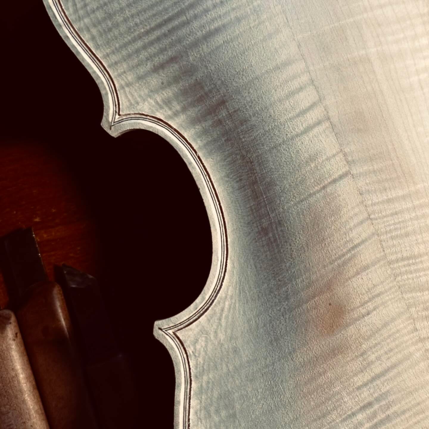 A symphonic adventure begins - today we let the double insert purfling dance into the viola. Stay tuned!
#berndhiller&son #viola #bratsche #purfling #violaback #fun #workbench #violinmaker #violinmaking #handmade